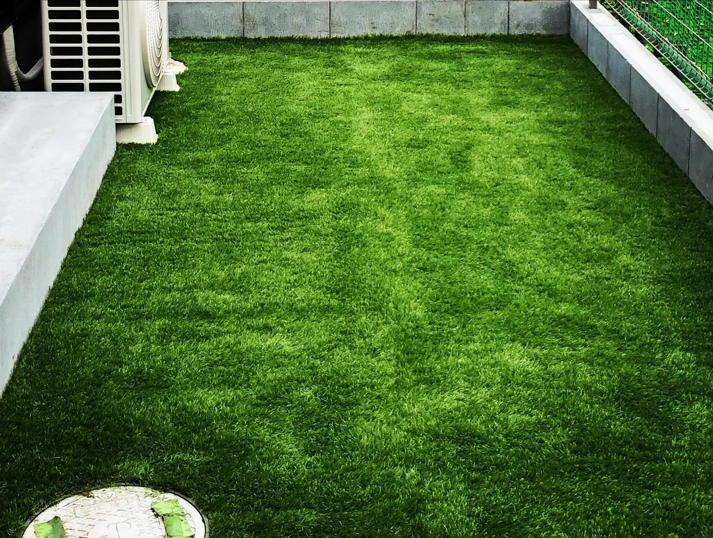 自然な色合いの人工芝をご自宅の庭にいかがですか？🌿✨ふかふか...
