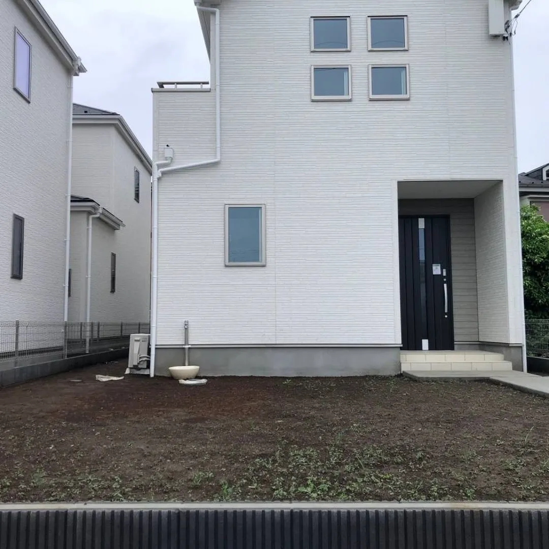 新築戸建ての外構に人工芝と砂利をご依頼いただきました。