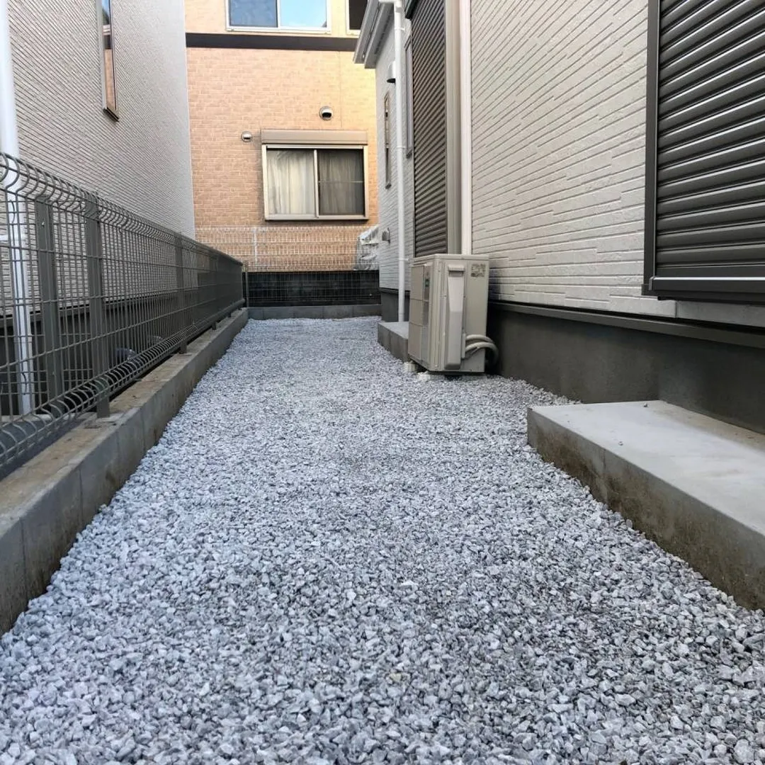 新築戸建ての外構に人工芝と砂利をご依頼いただきました。