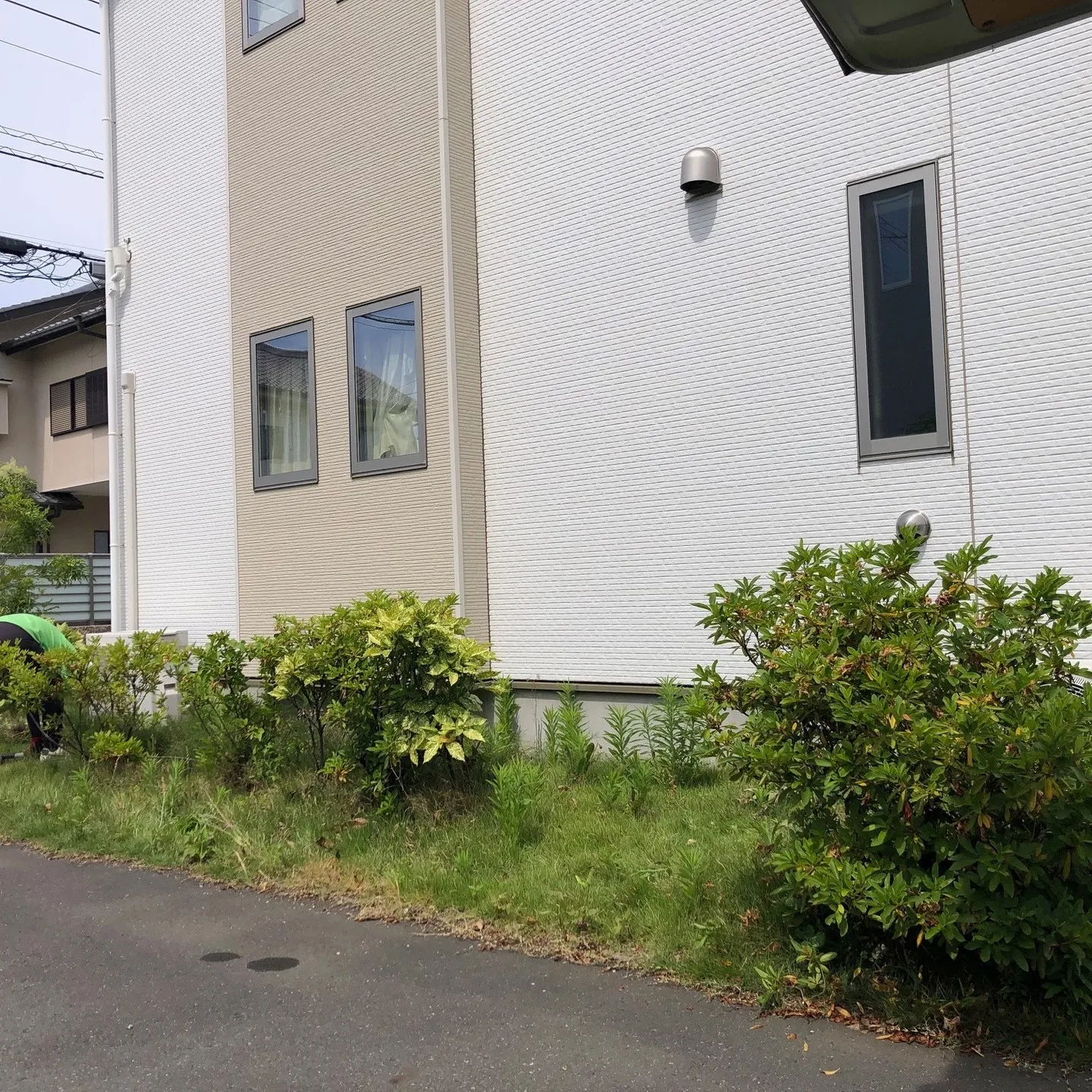 新築のお家に広がるきれいな芝生のお庭🌿。