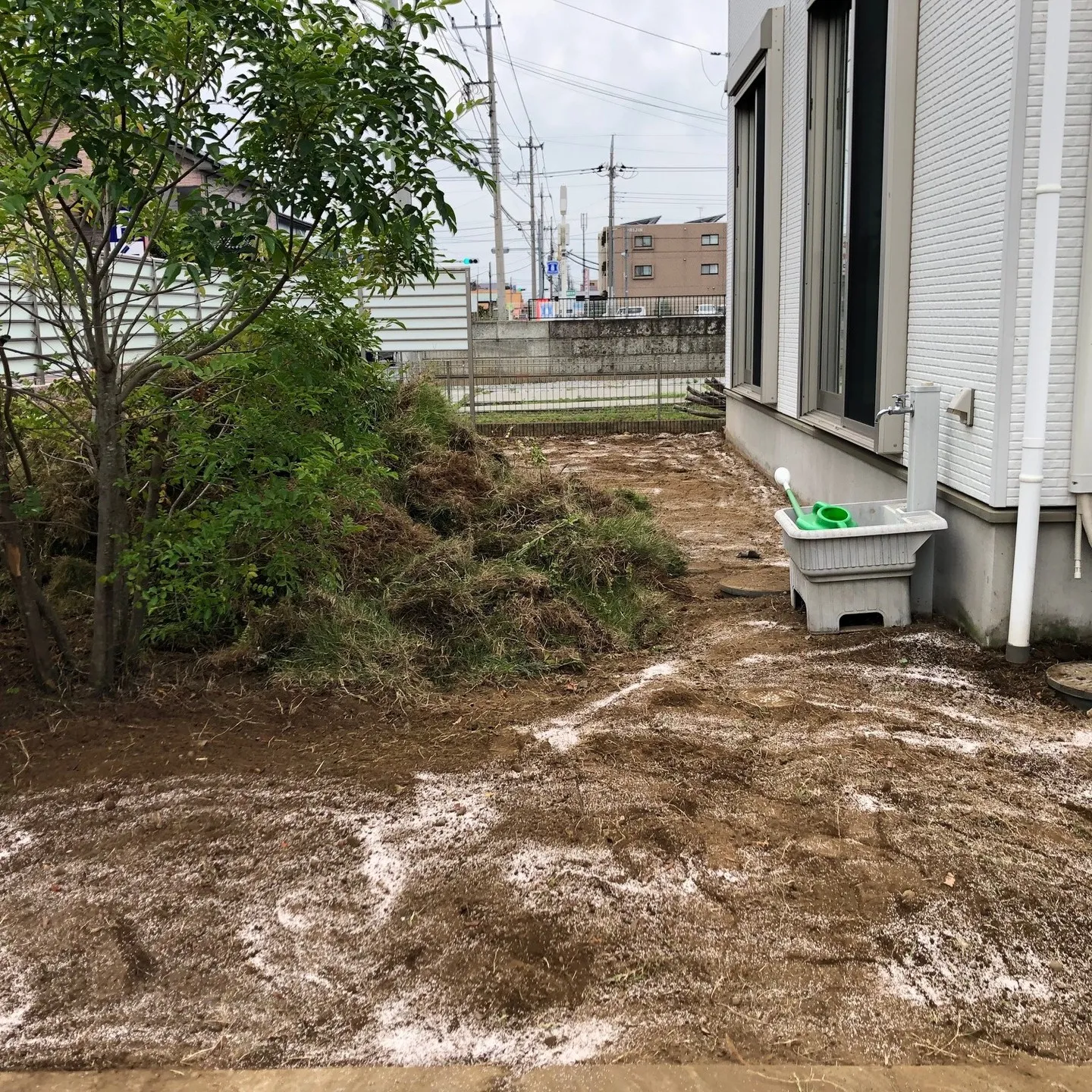 新築のお家に広がるきれいな芝生のお庭🌿。