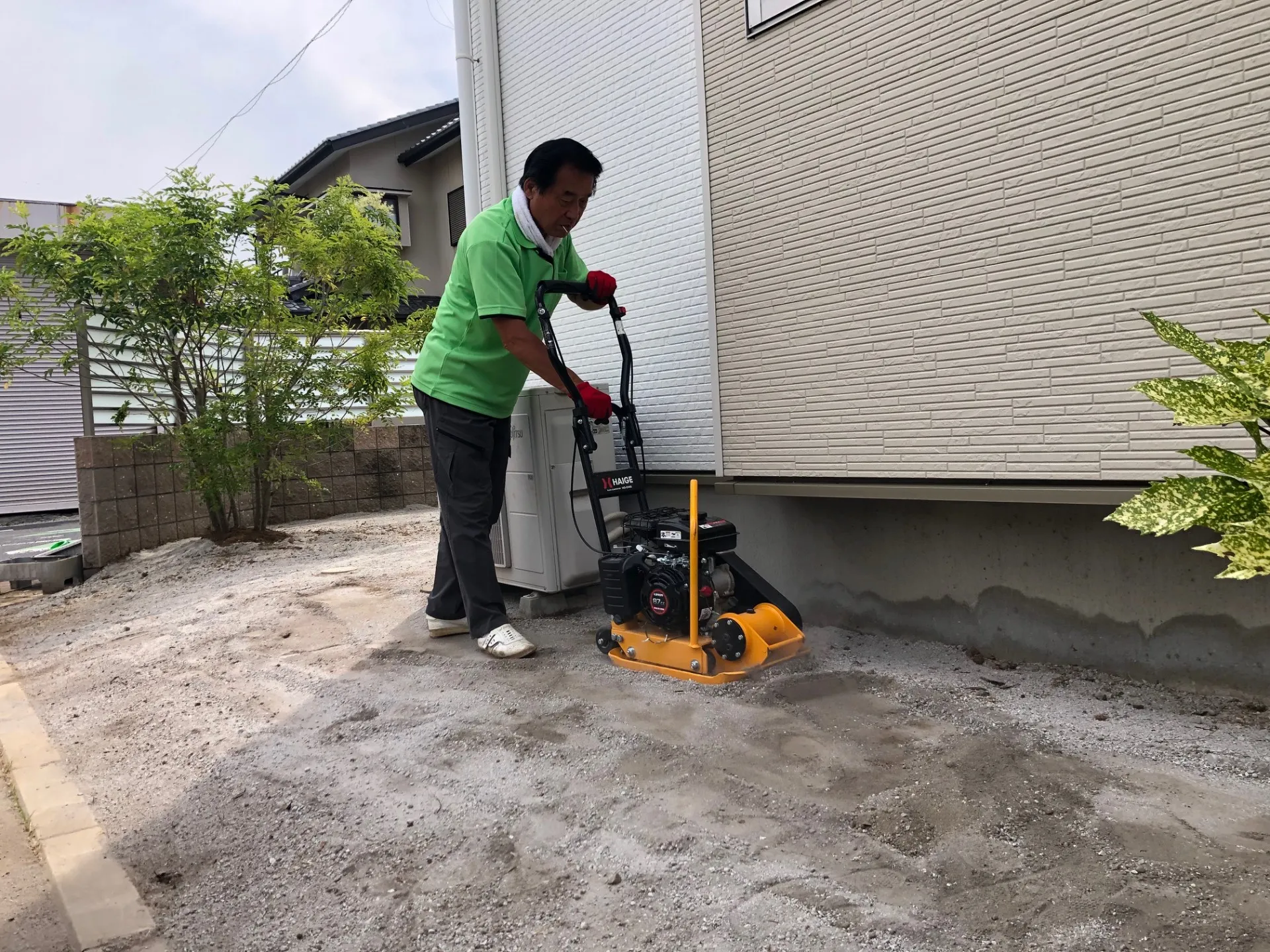 地面の転圧もしっかり行います。