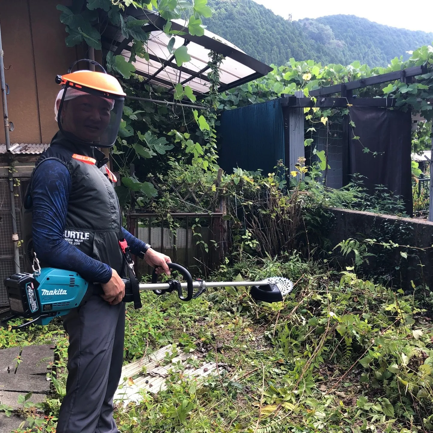 🌿🏡 庭の雑草や植木が伸びすぎて、自分ではどうしようもなくお...