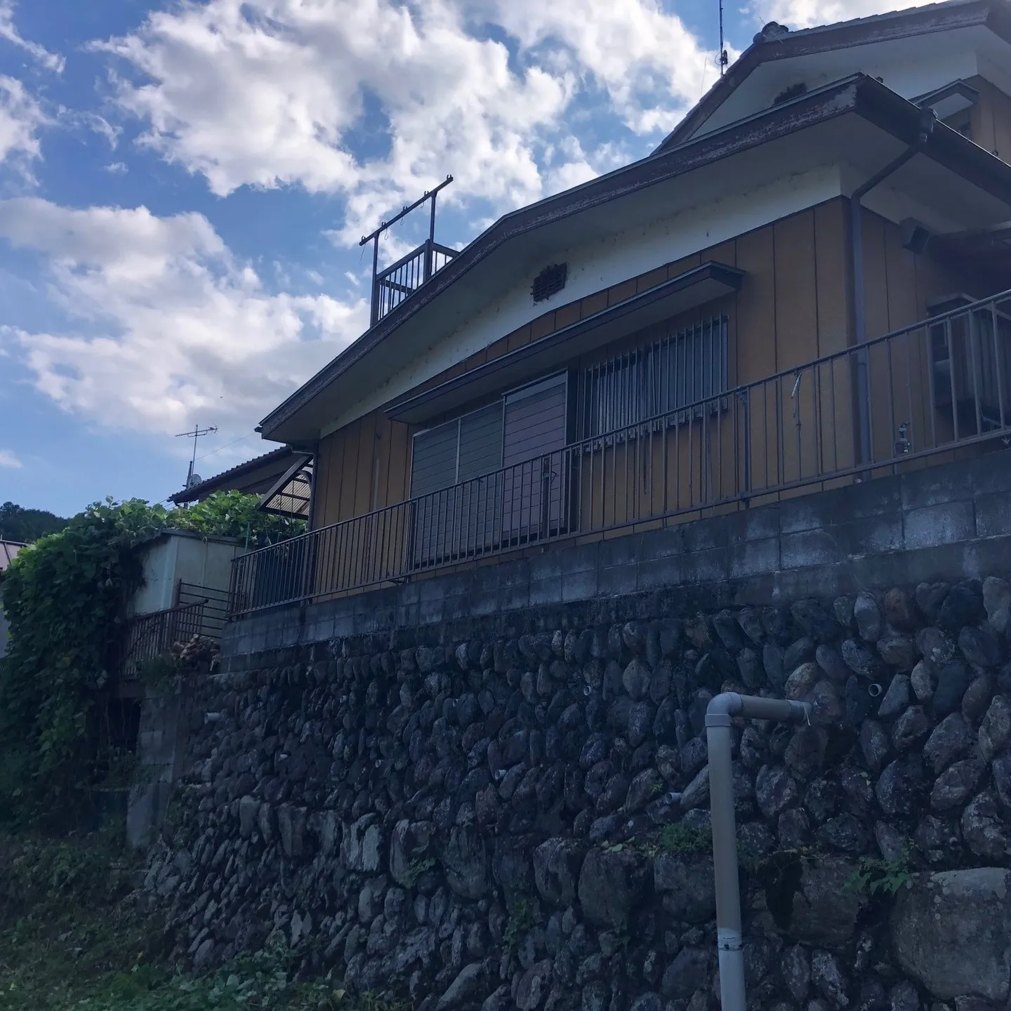 🌿🏡 庭の雑草や植木が伸びすぎて、自分ではどうしようもなくお...