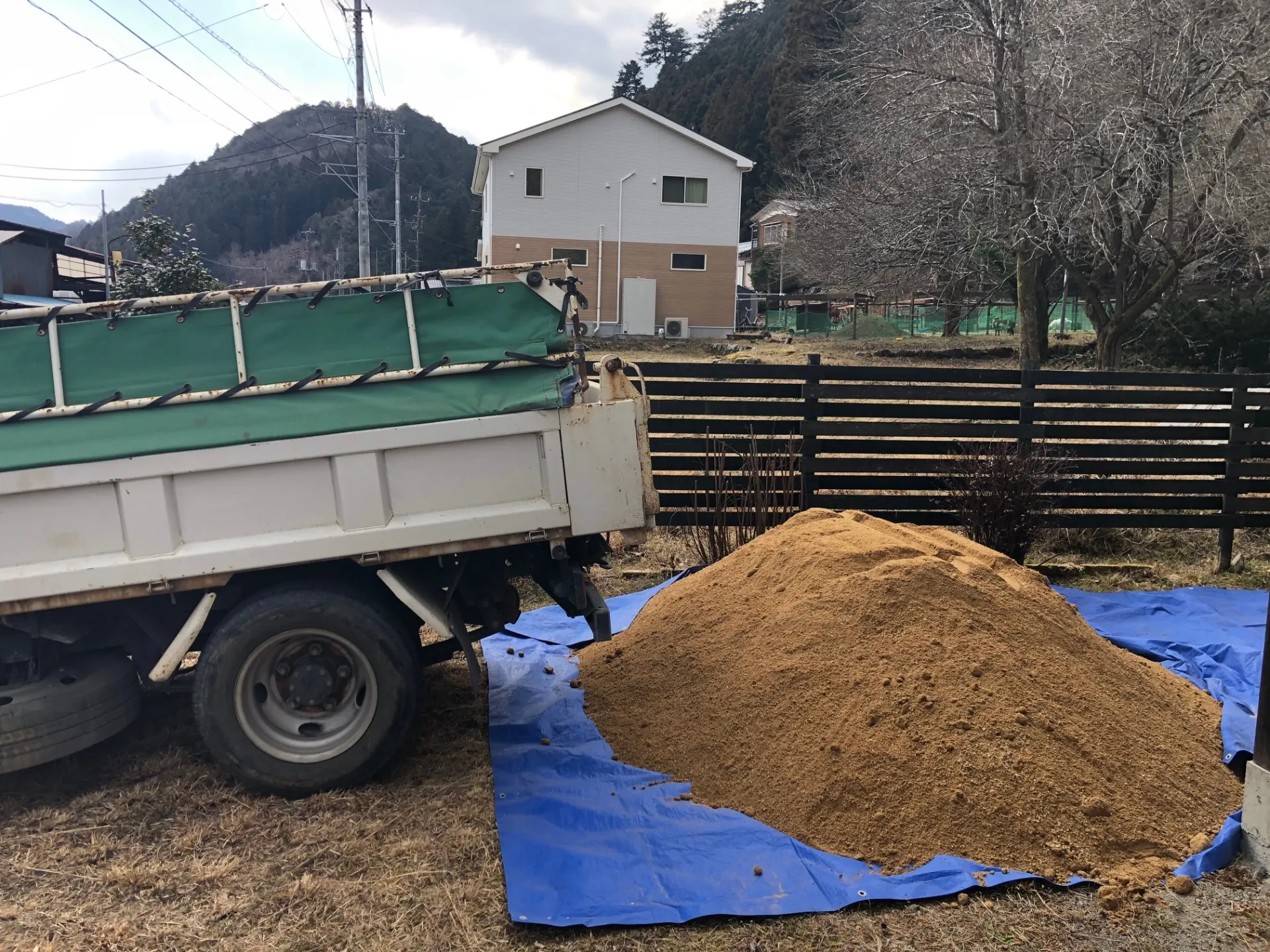 下地に山砂2立米 3トンを敷き詰めました。