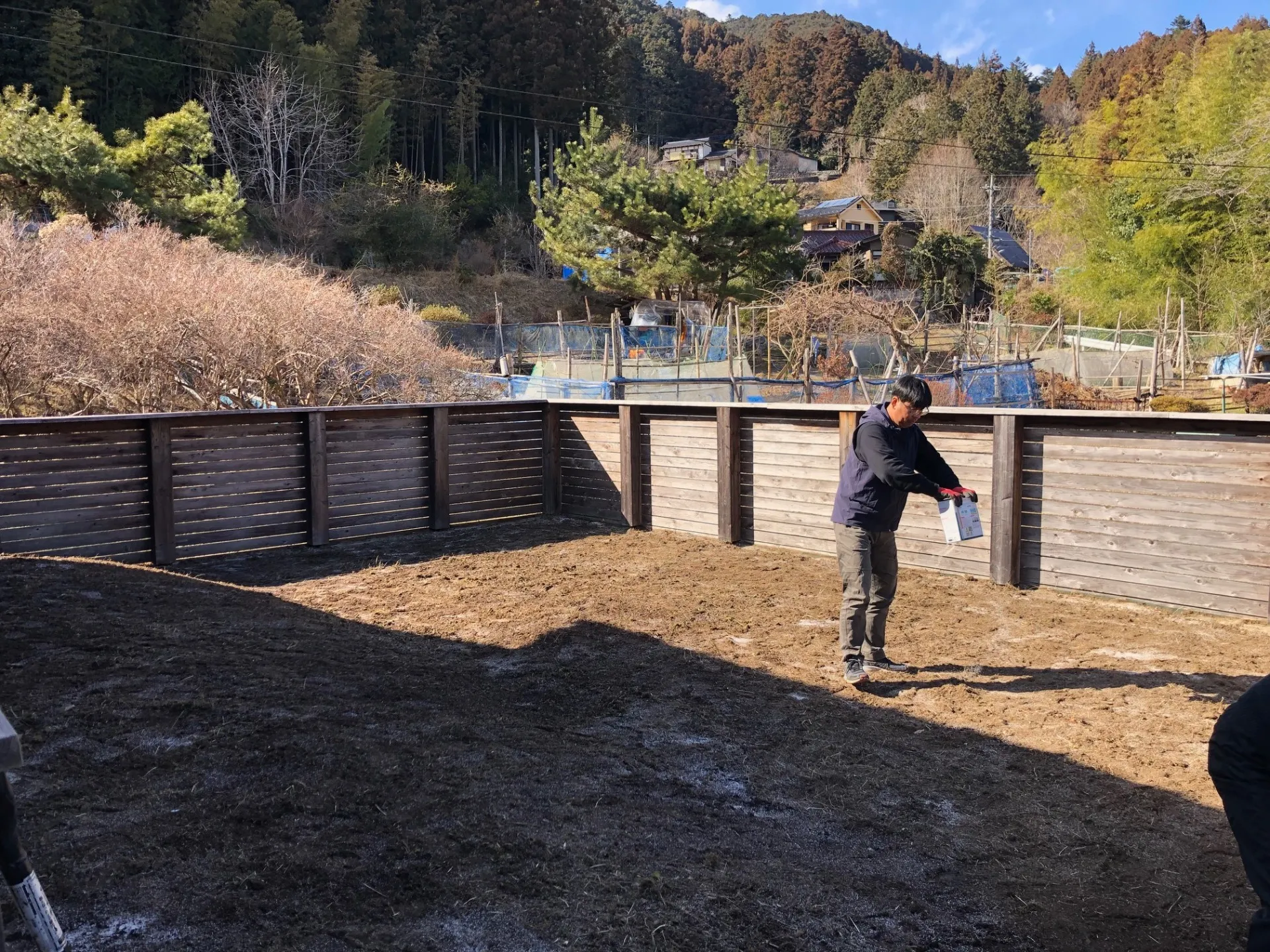 更地の状態に戻して除草剤を撒きます。