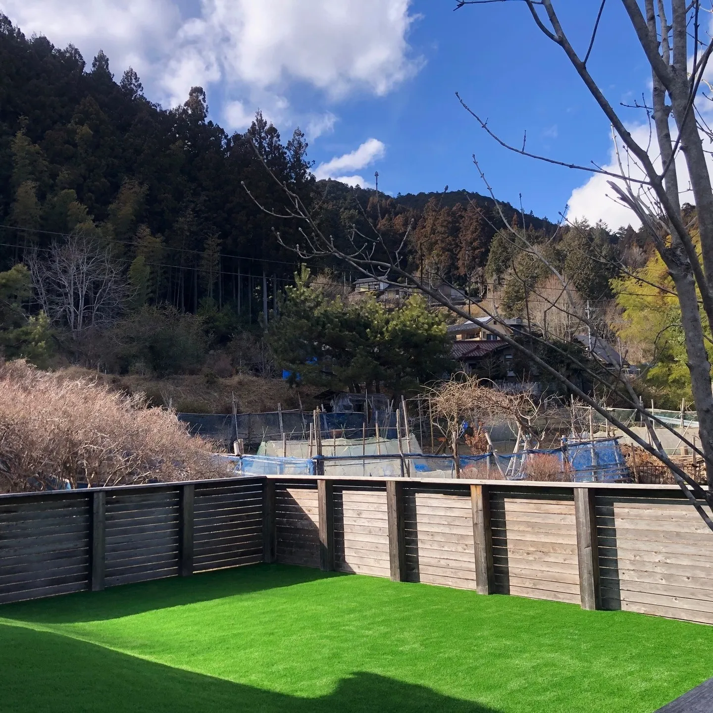 埼玉県の一軒家のお庭に、素敵なドッグランが完成しました🐶✨。