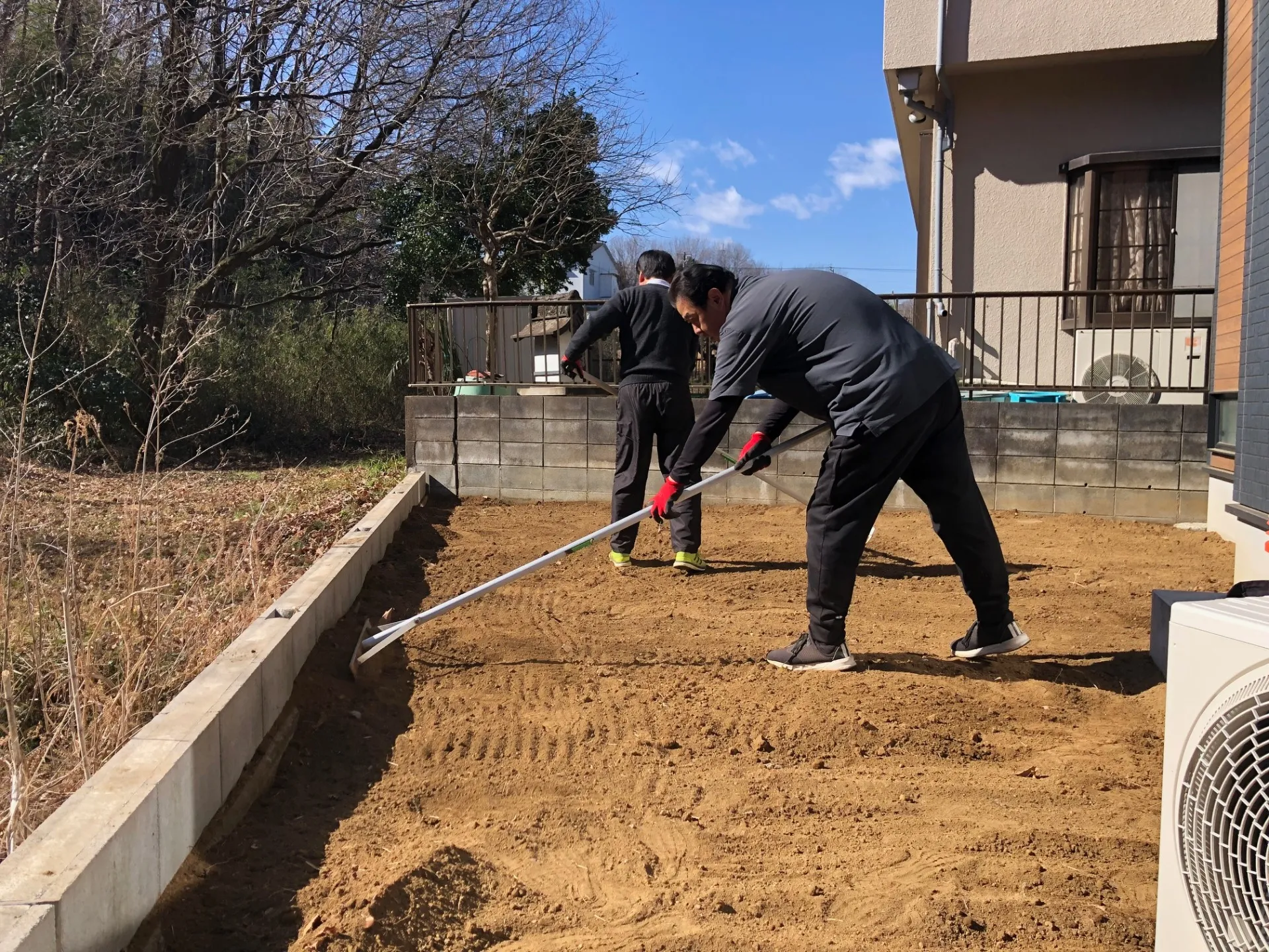 雑草の根や石ころを取り除きます