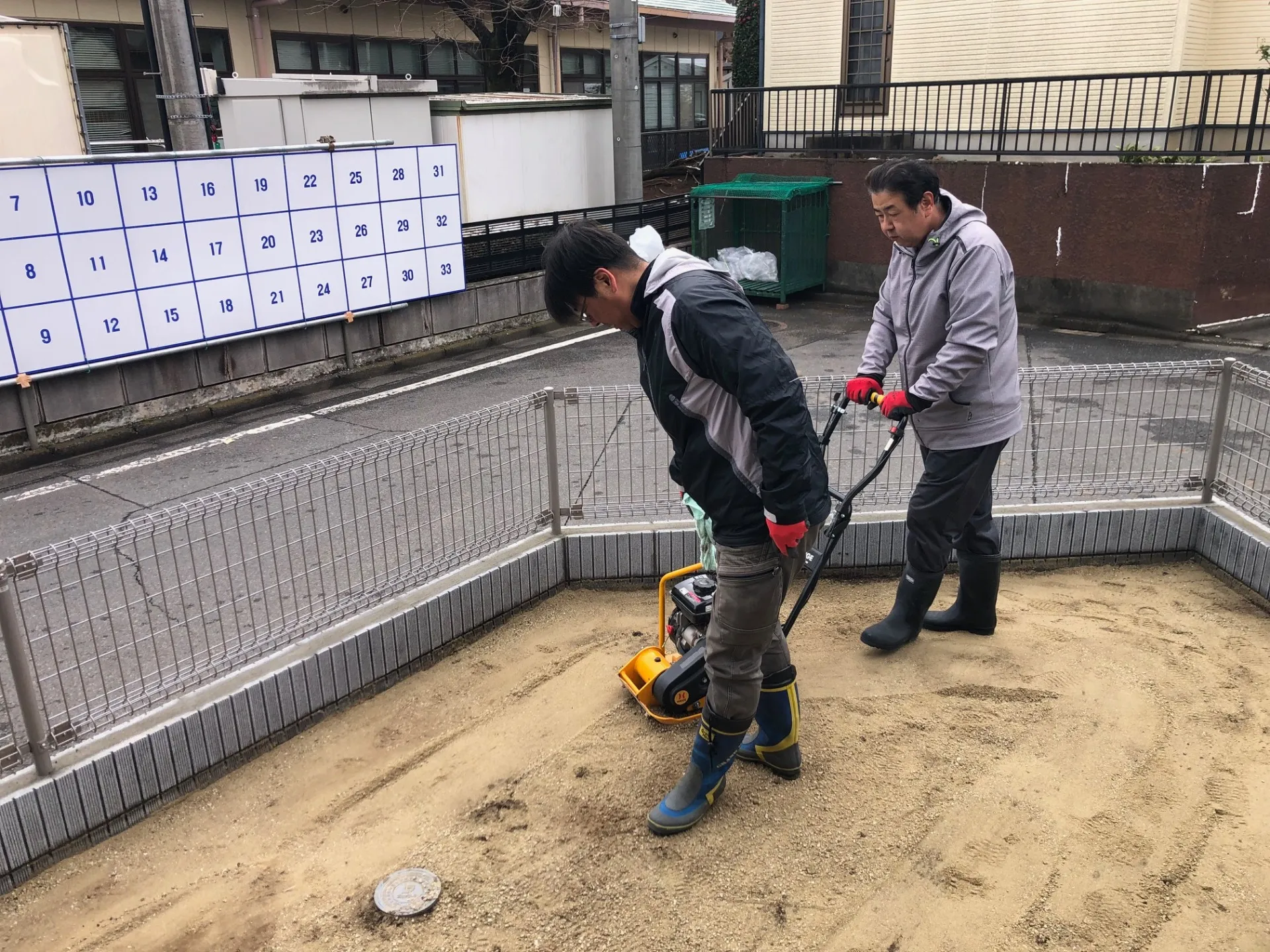 人工芝の下地に山砂を敷きます