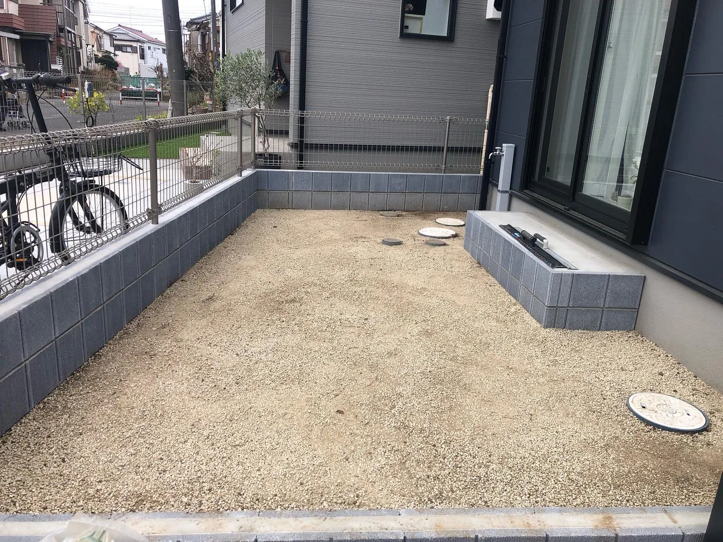 下地に山砂を敷き詰めます。