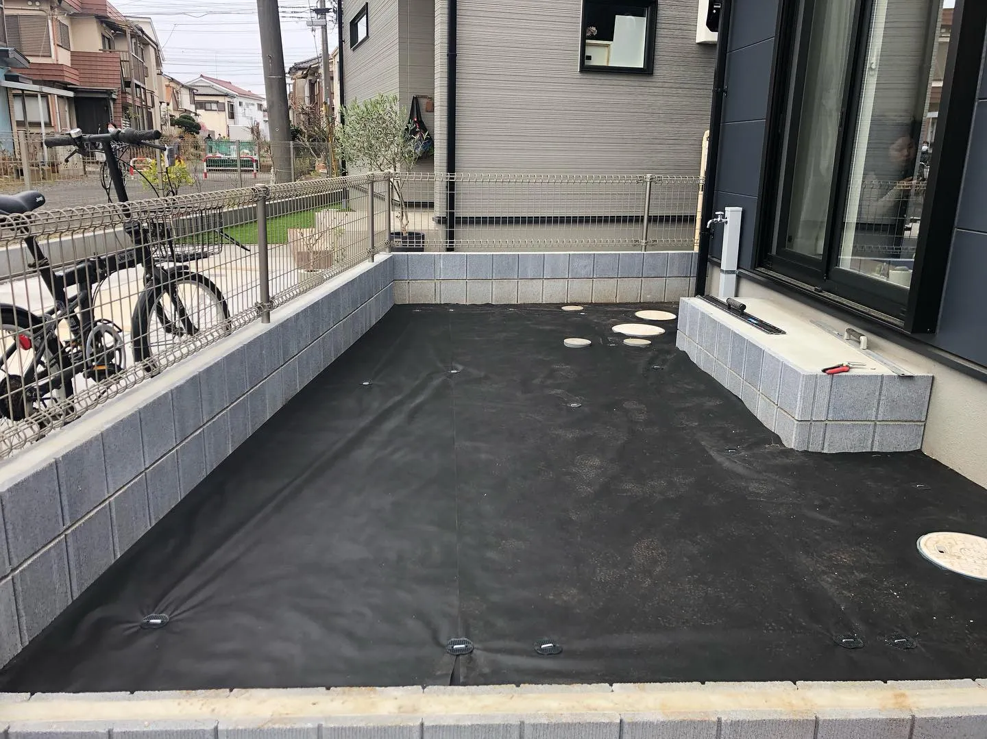 隙間なく防草シート敷設