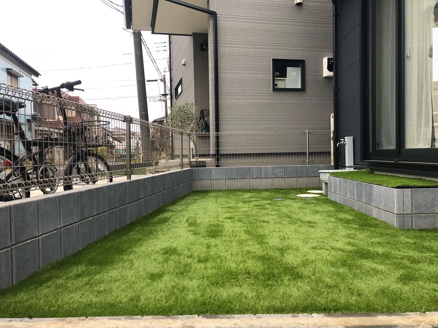 ふかふか人工芝の子供の遊び場