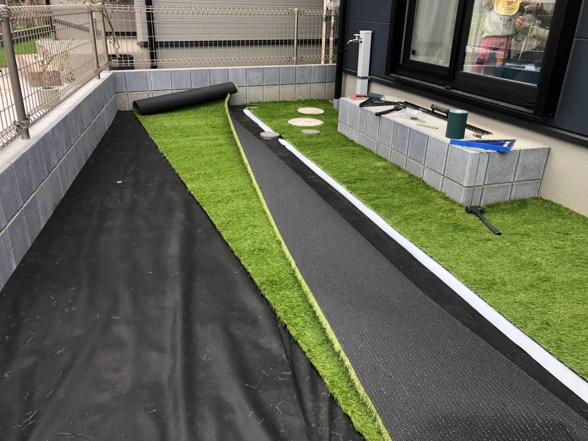 人工芝のミミをカットし繋ぎ合わせます。