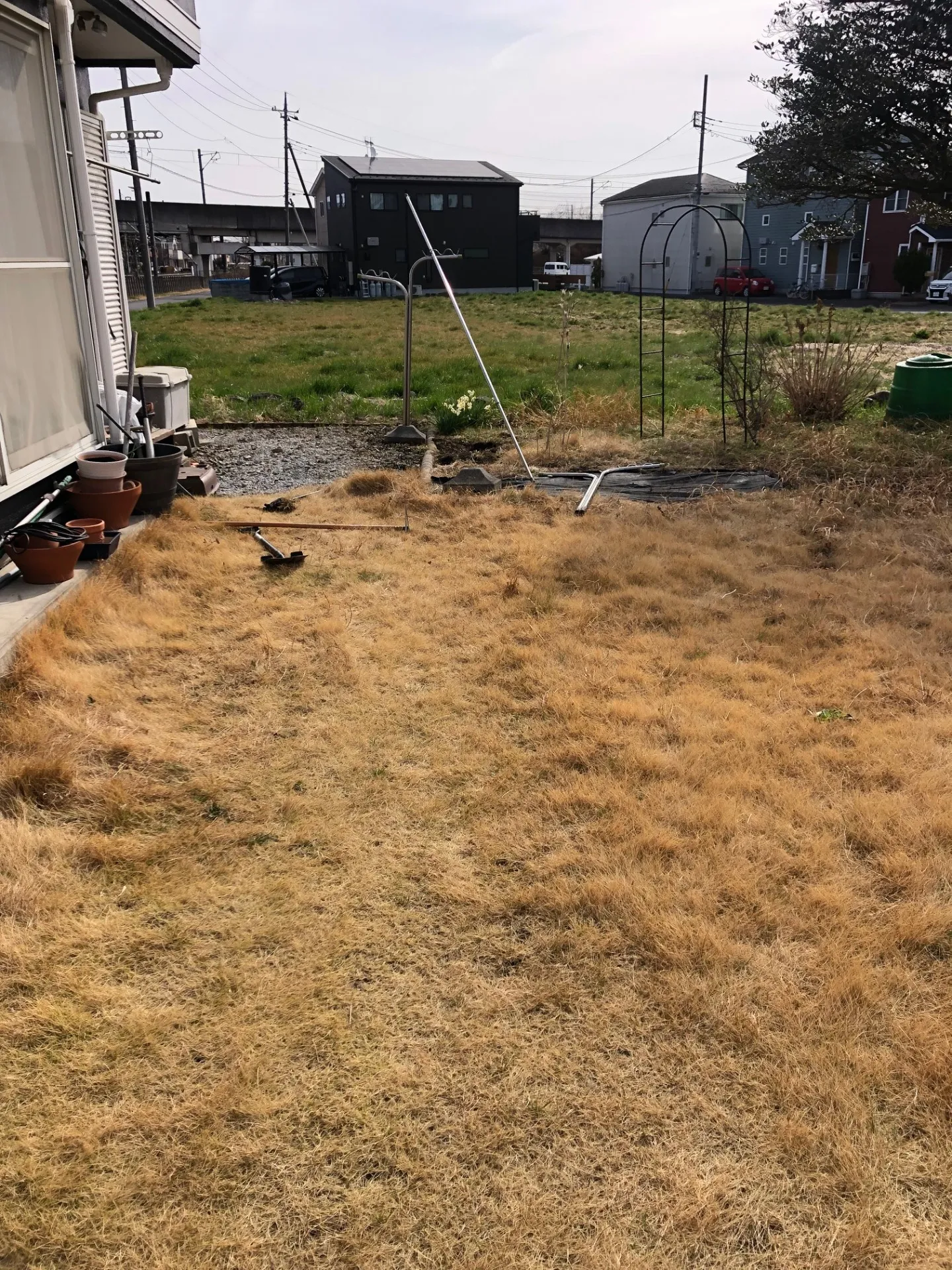 芝生をやめたい方や雑草を生えなくする方法をお探しの方必見