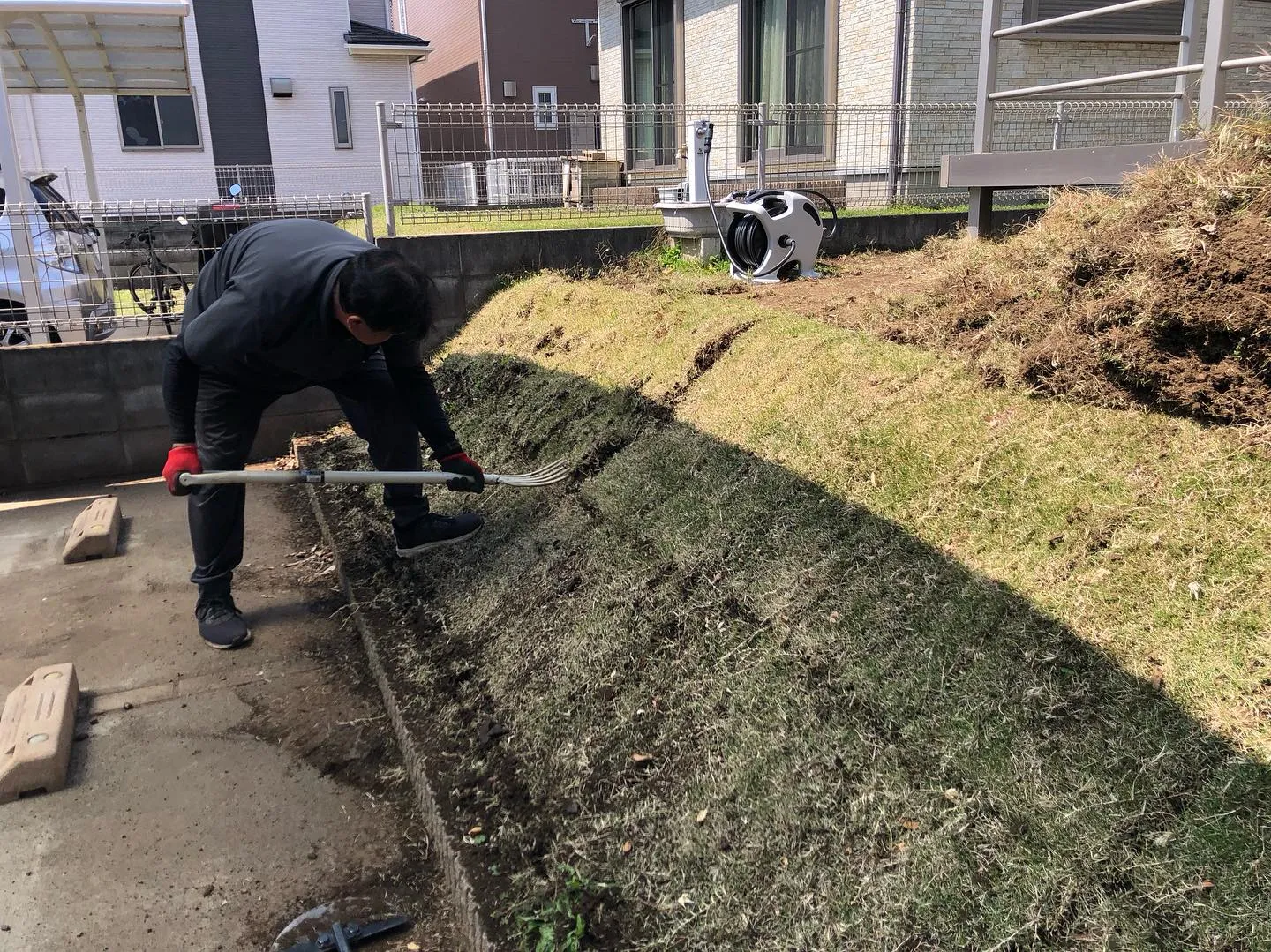 天然芝の手入れにお悩みではありませんか?🌿毎週の芝刈り、水や...