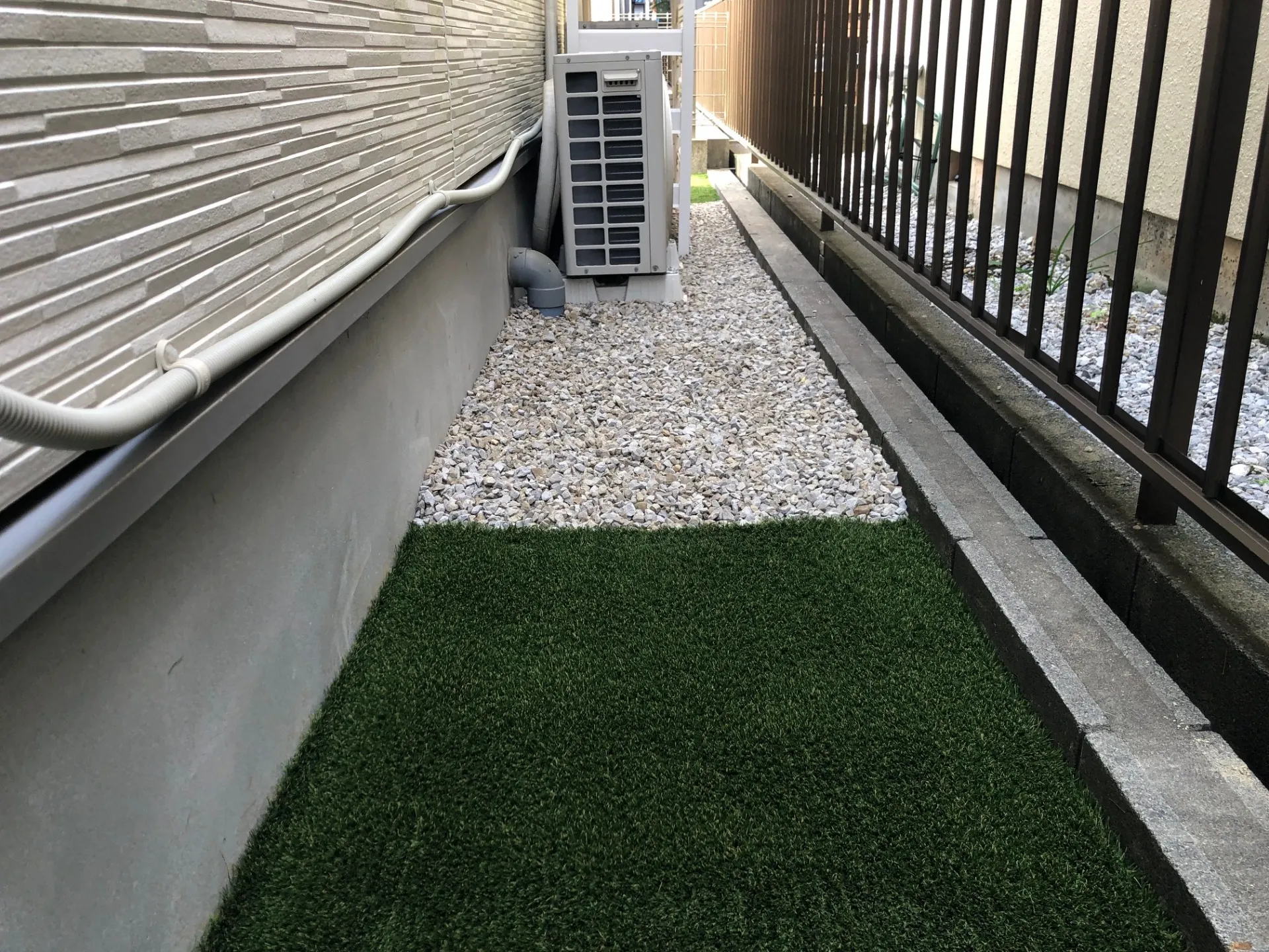 砂利庭から人工芝への魅力的リフォーム