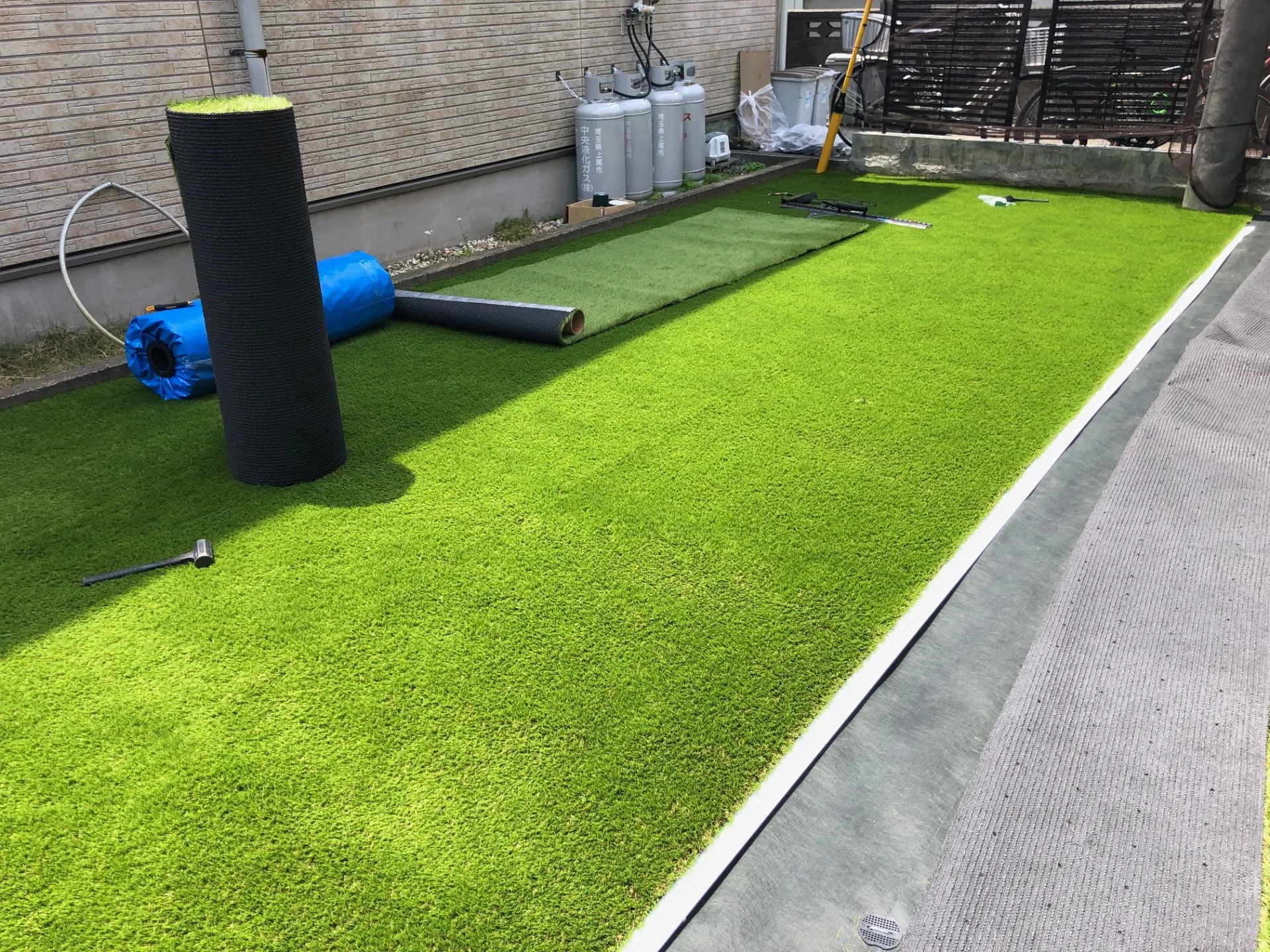 接着テープで人工芝を繋ぎ合わせてピンで固定します。