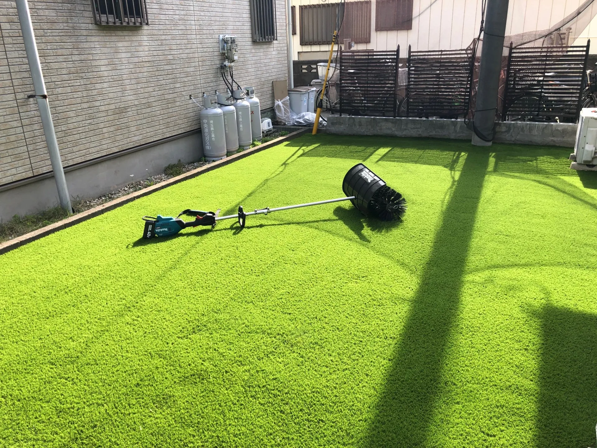 埼玉｜さいたま市のお庭で天然芝生から人工芝へ張り替えをしました。