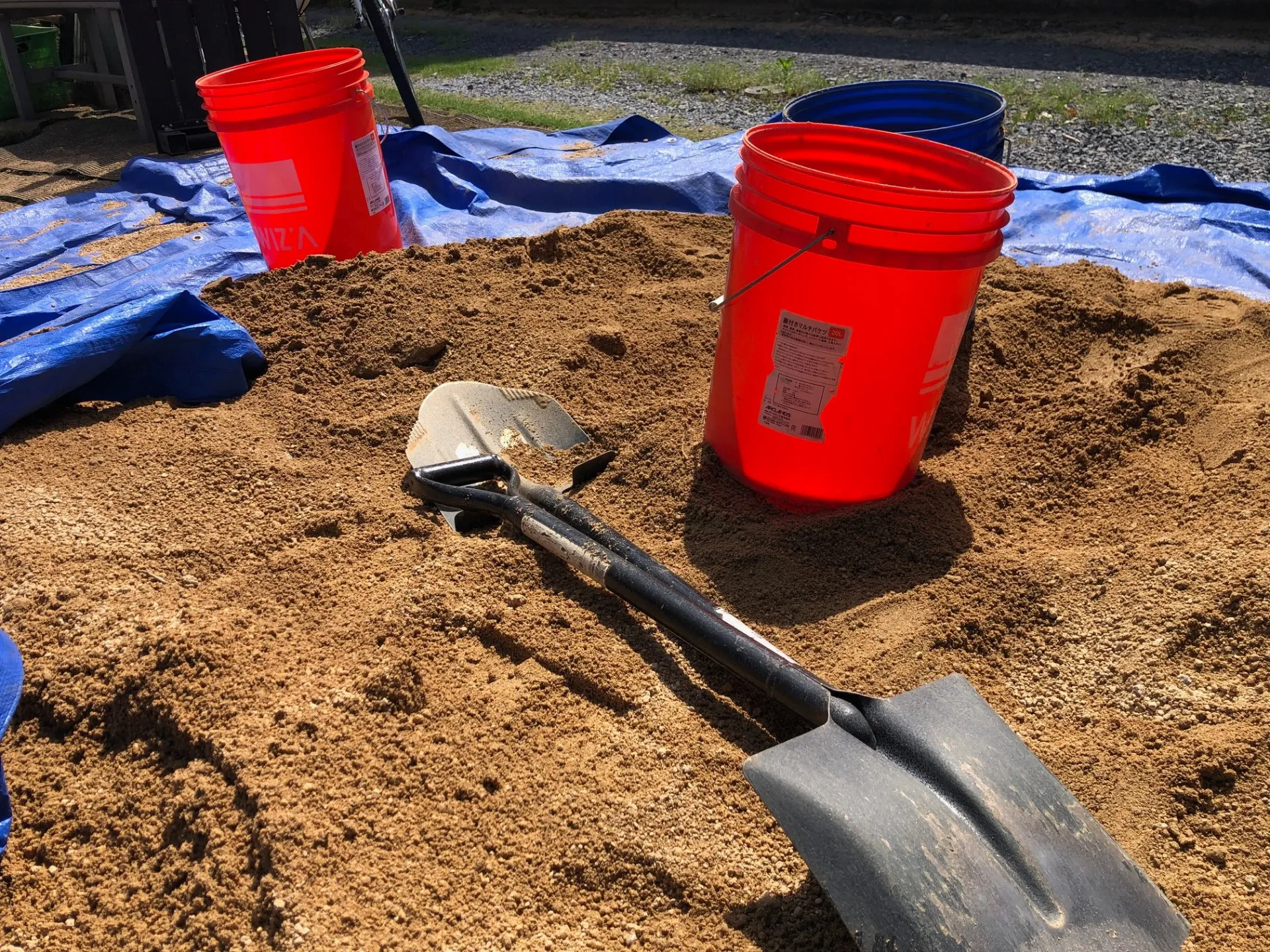 人工芝の下地に山砂を敷き詰めます。