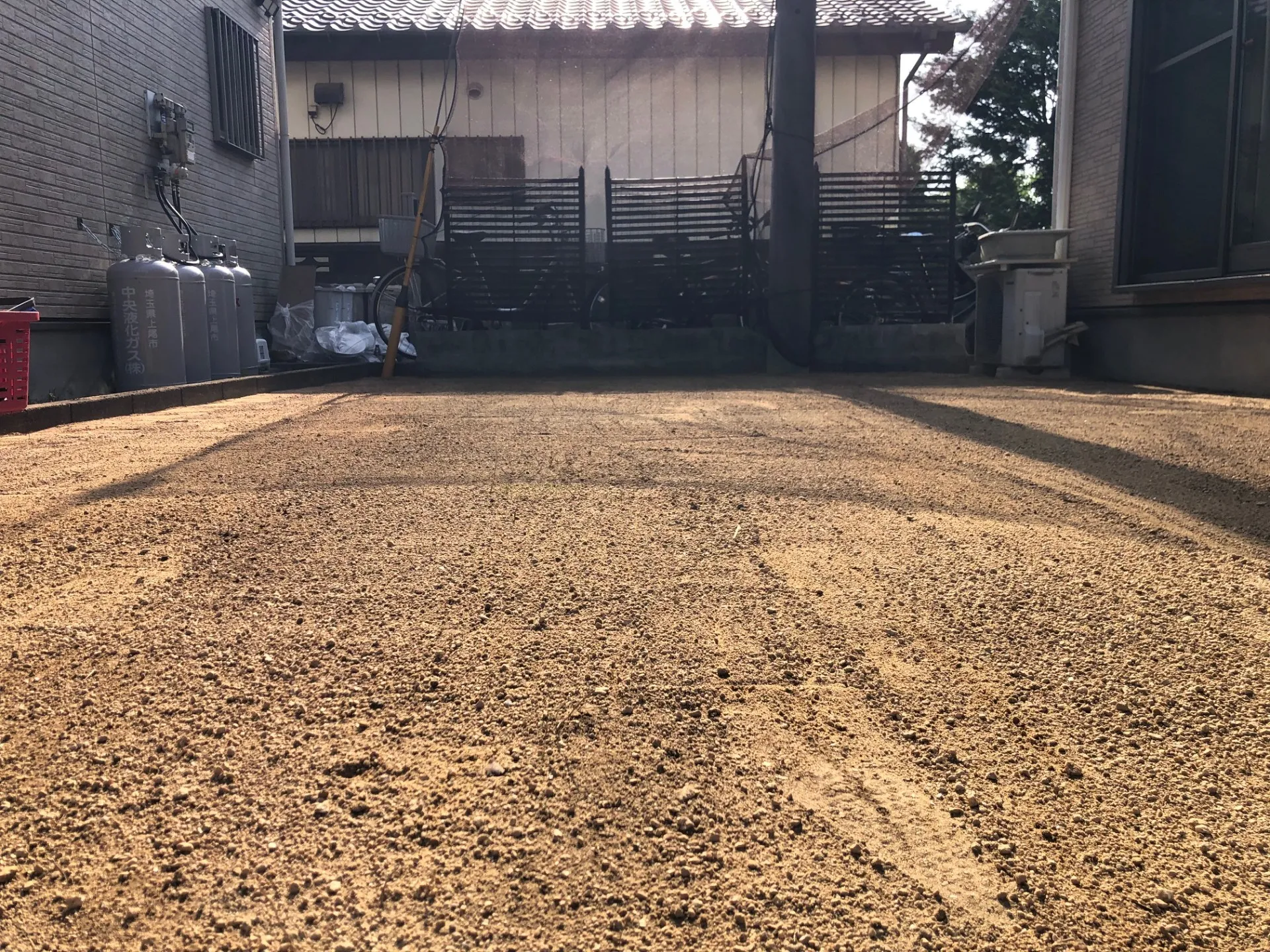 転圧・整地を丁寧に行います。