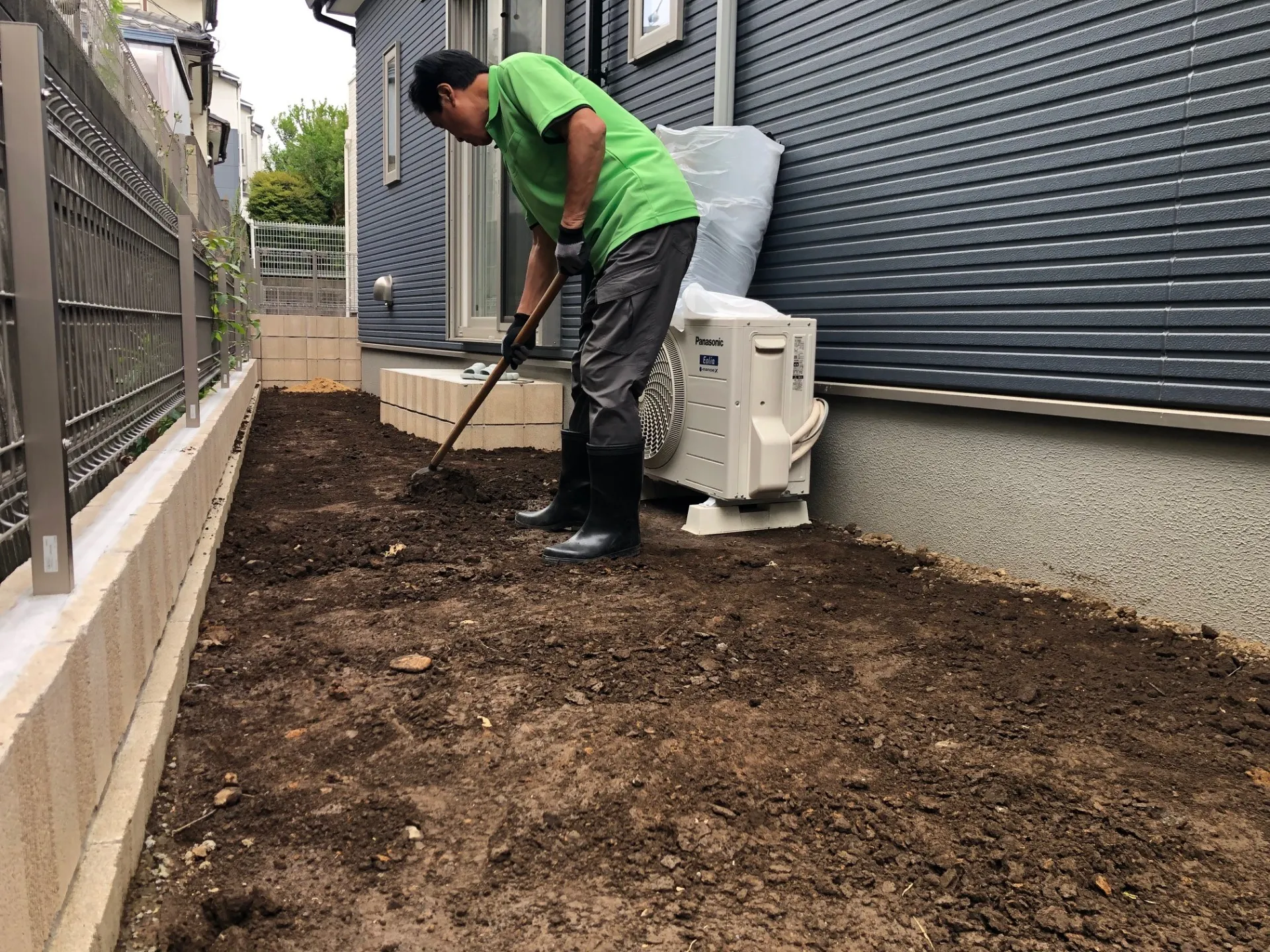 防草シートを剥がして整地します。
