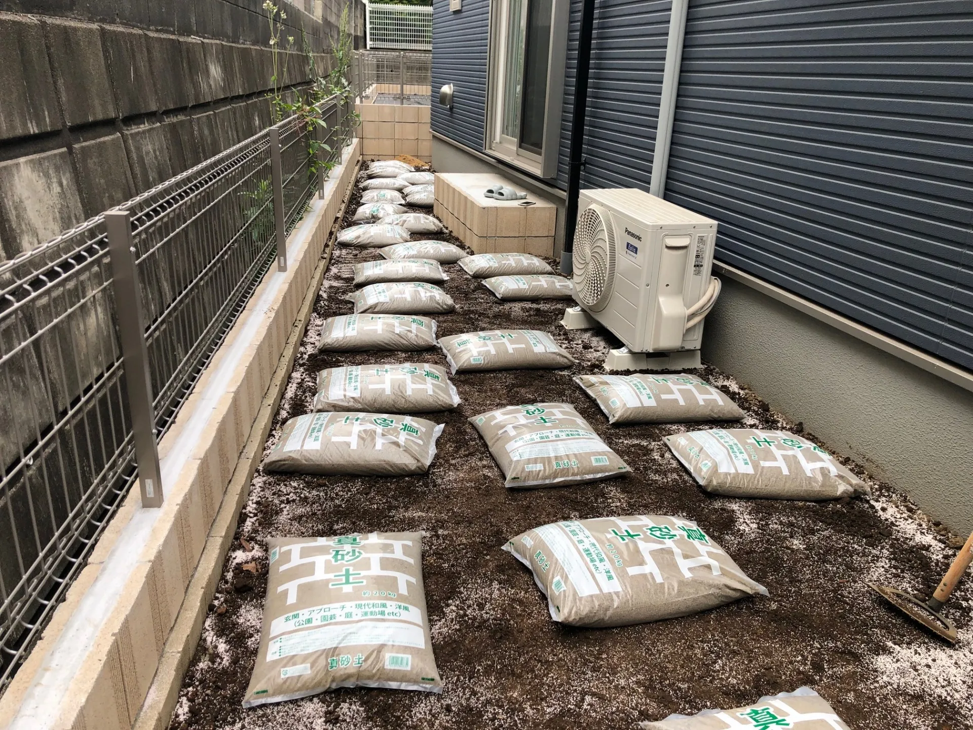 下地に山砂を敷き詰めます