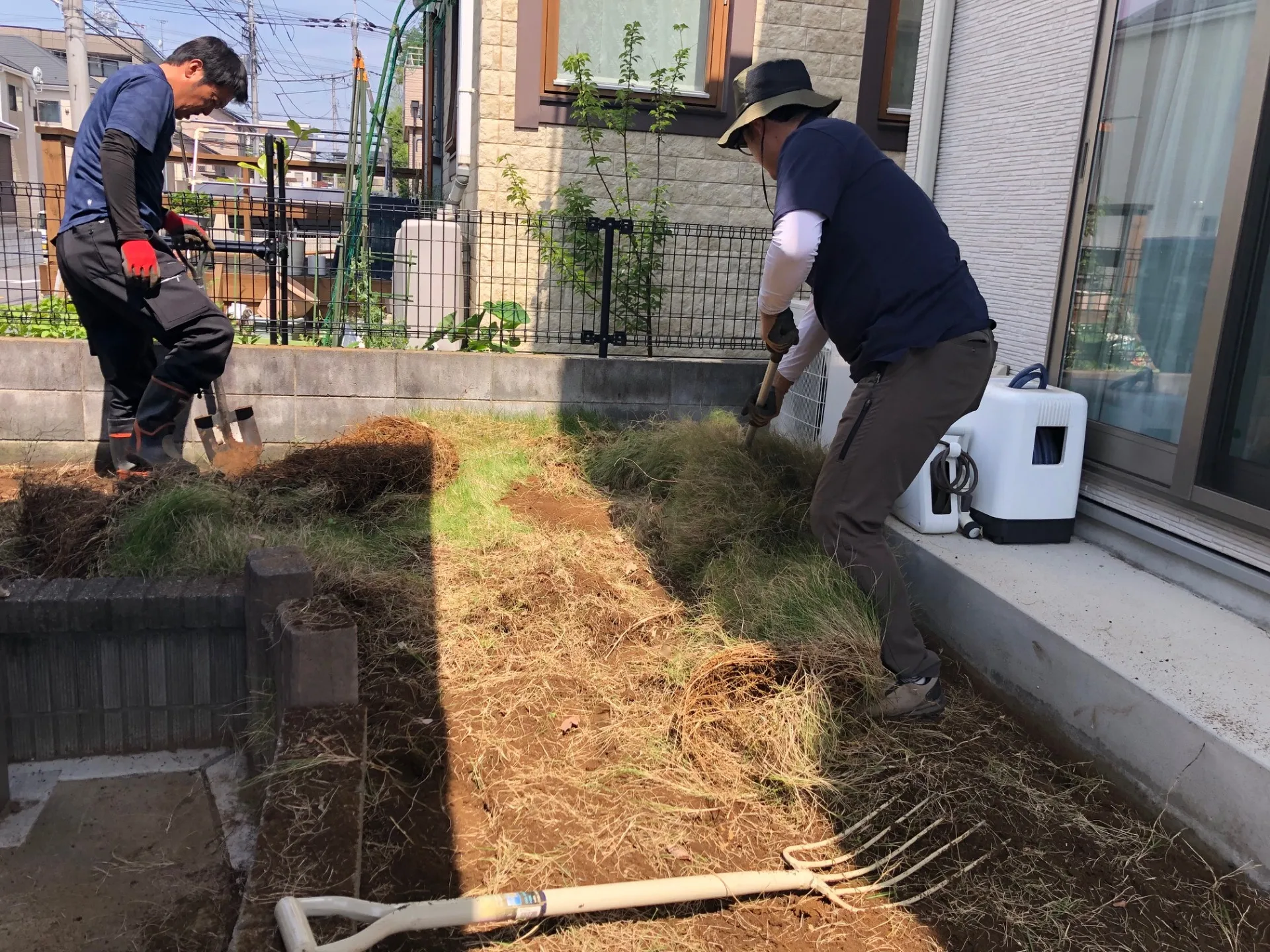 まずは芝生を全て剥がします。