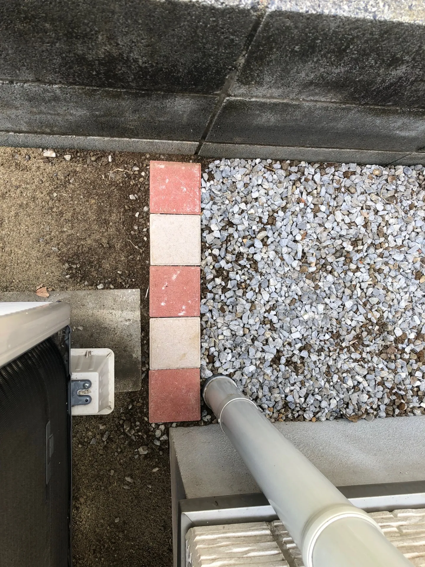 砂利との間仕切りにインターロッキングでおしゃれに