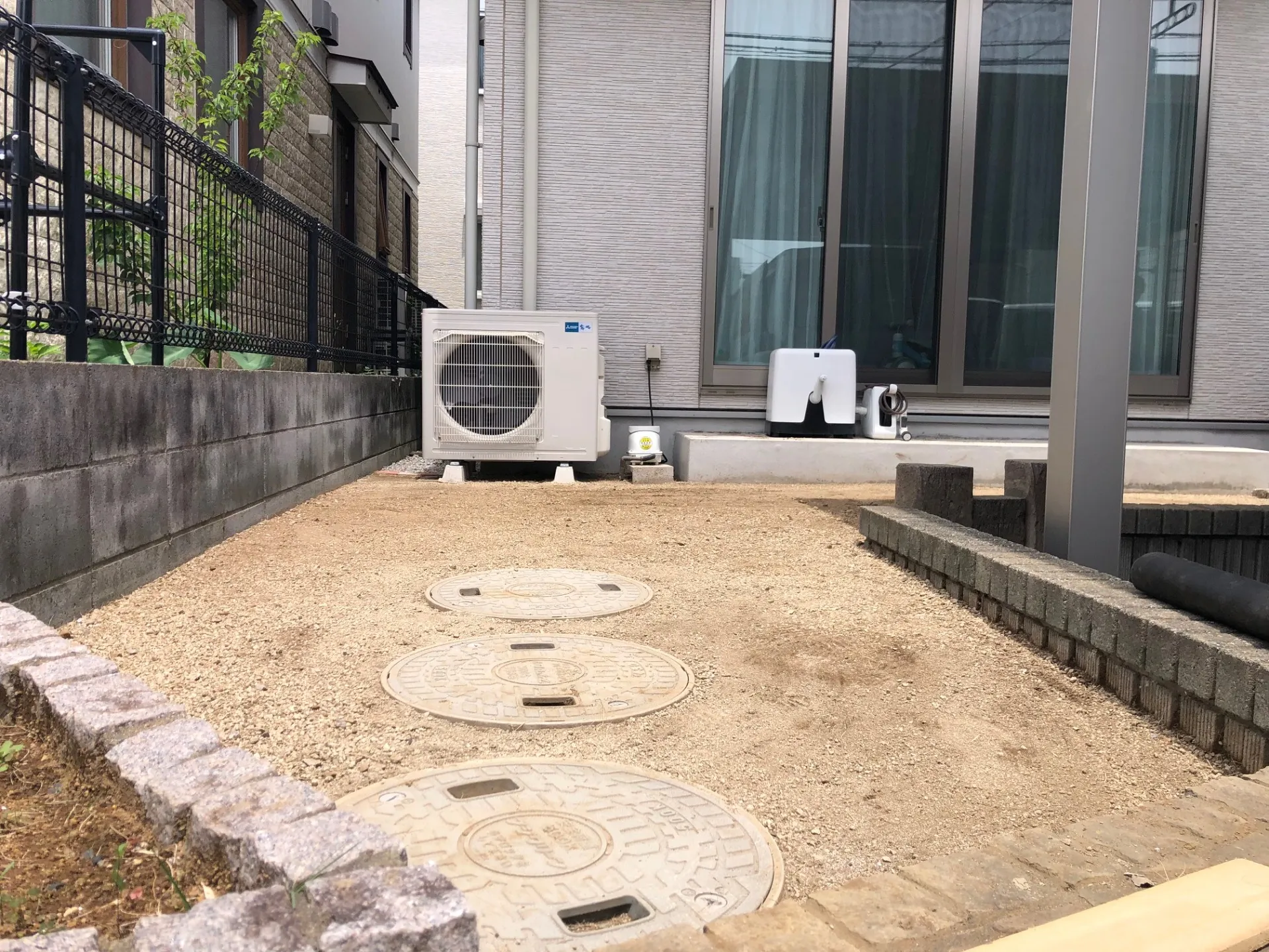 人工芝の下地に山砂を敷きます。