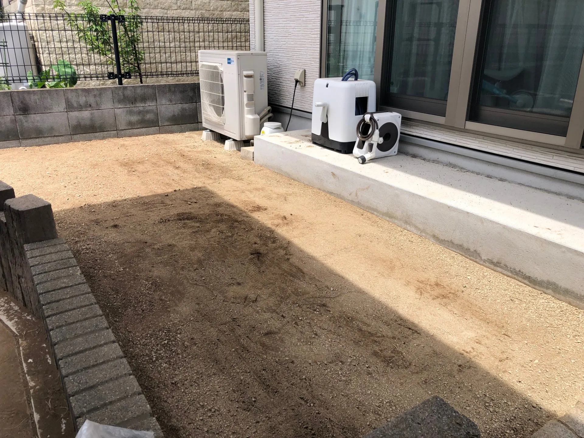 人工芝の下地に山砂を敷きます。