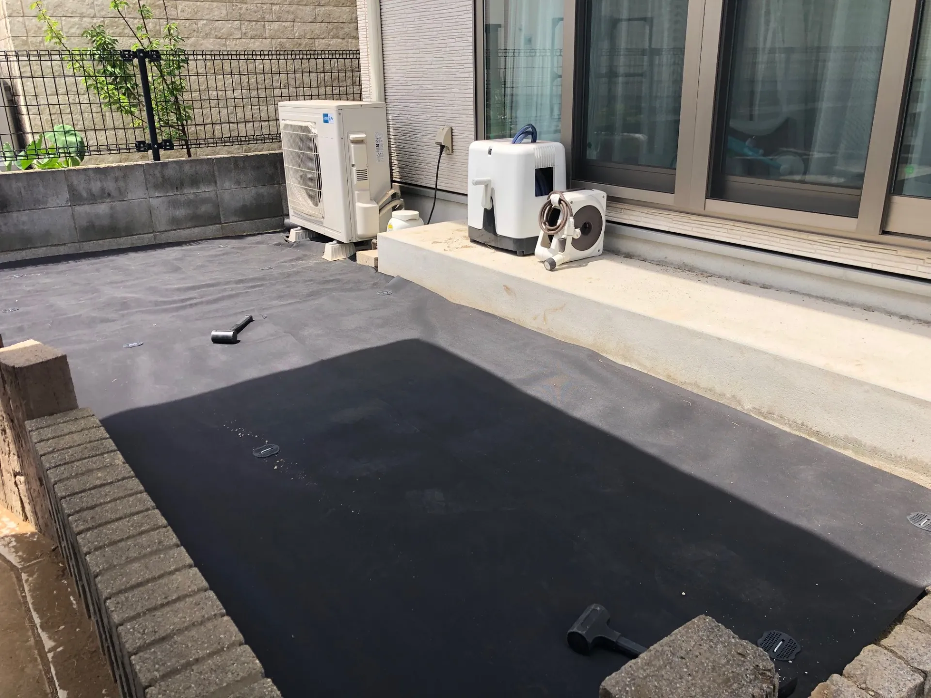 雑草対策に隙間なく防草シートを敷設