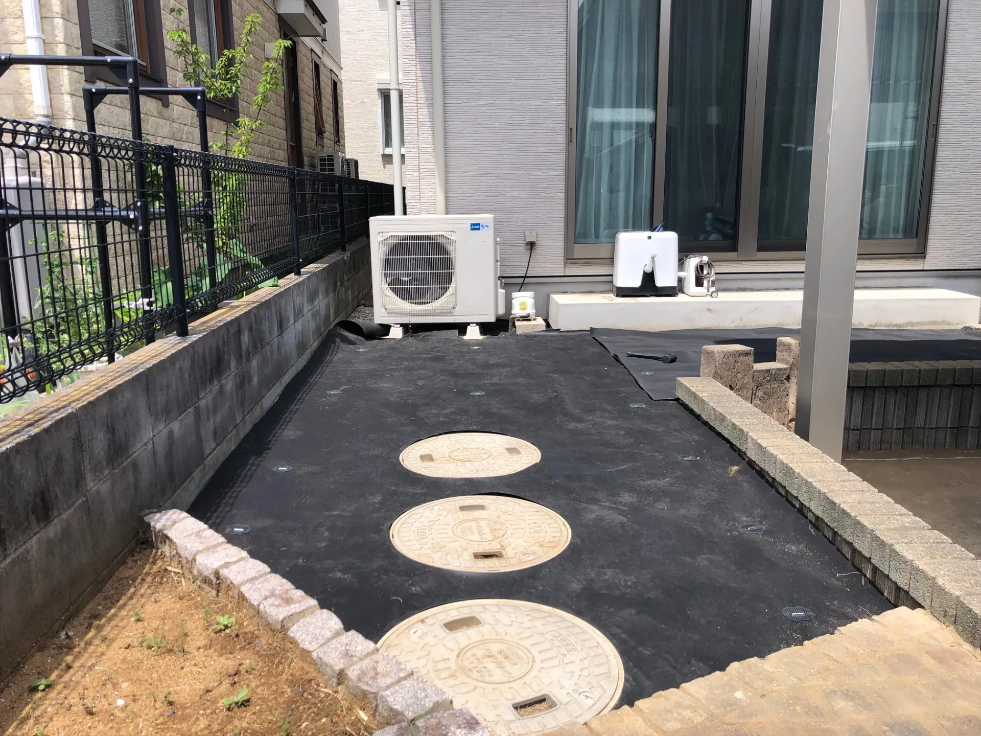 雑草対策に隙間なく防草シートを敷設