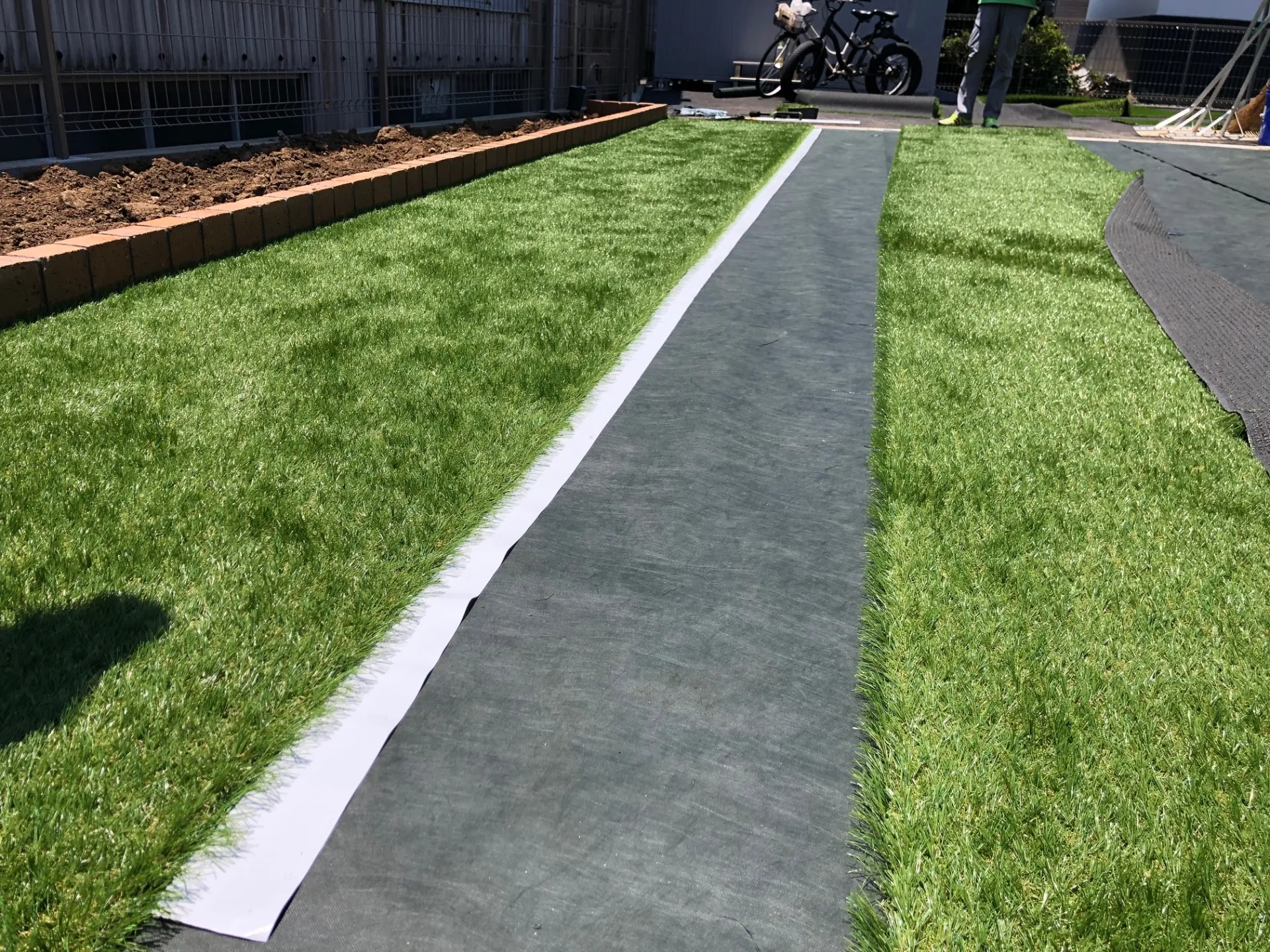 雑草対策！人工芝で変わる庭