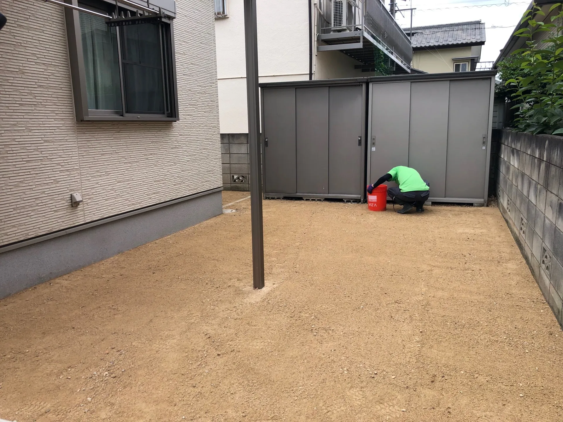 山砂で砂利を埋め立て整地します。