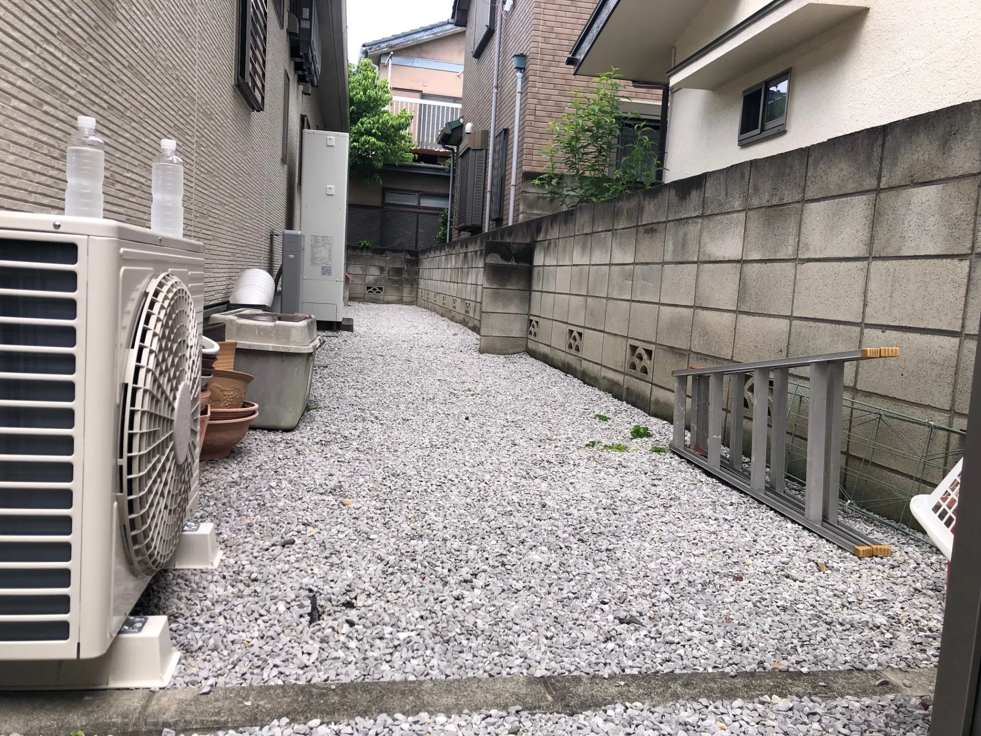 裏庭は全面白砂利