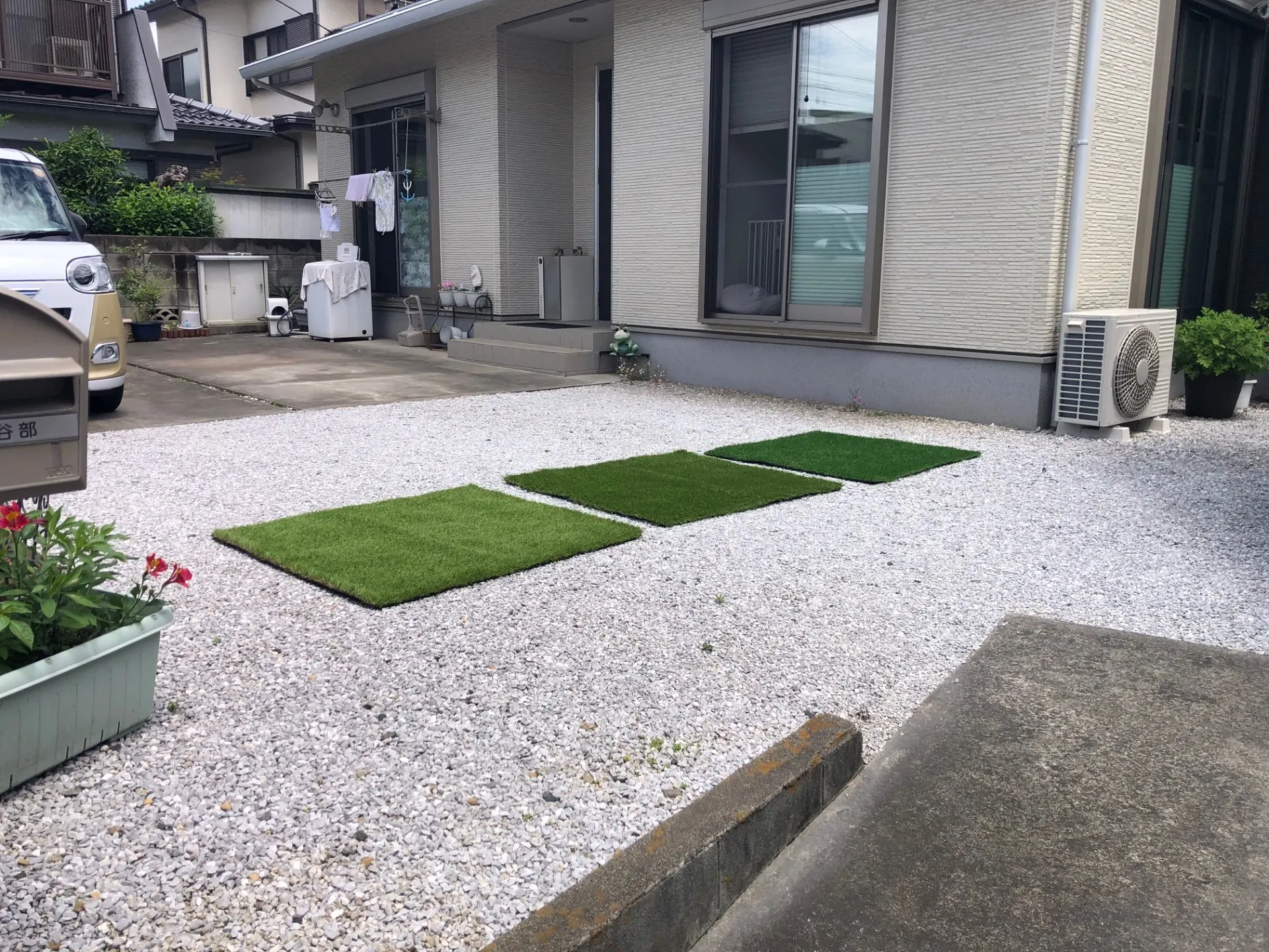 白砂利は処分せず、正面庭に移動