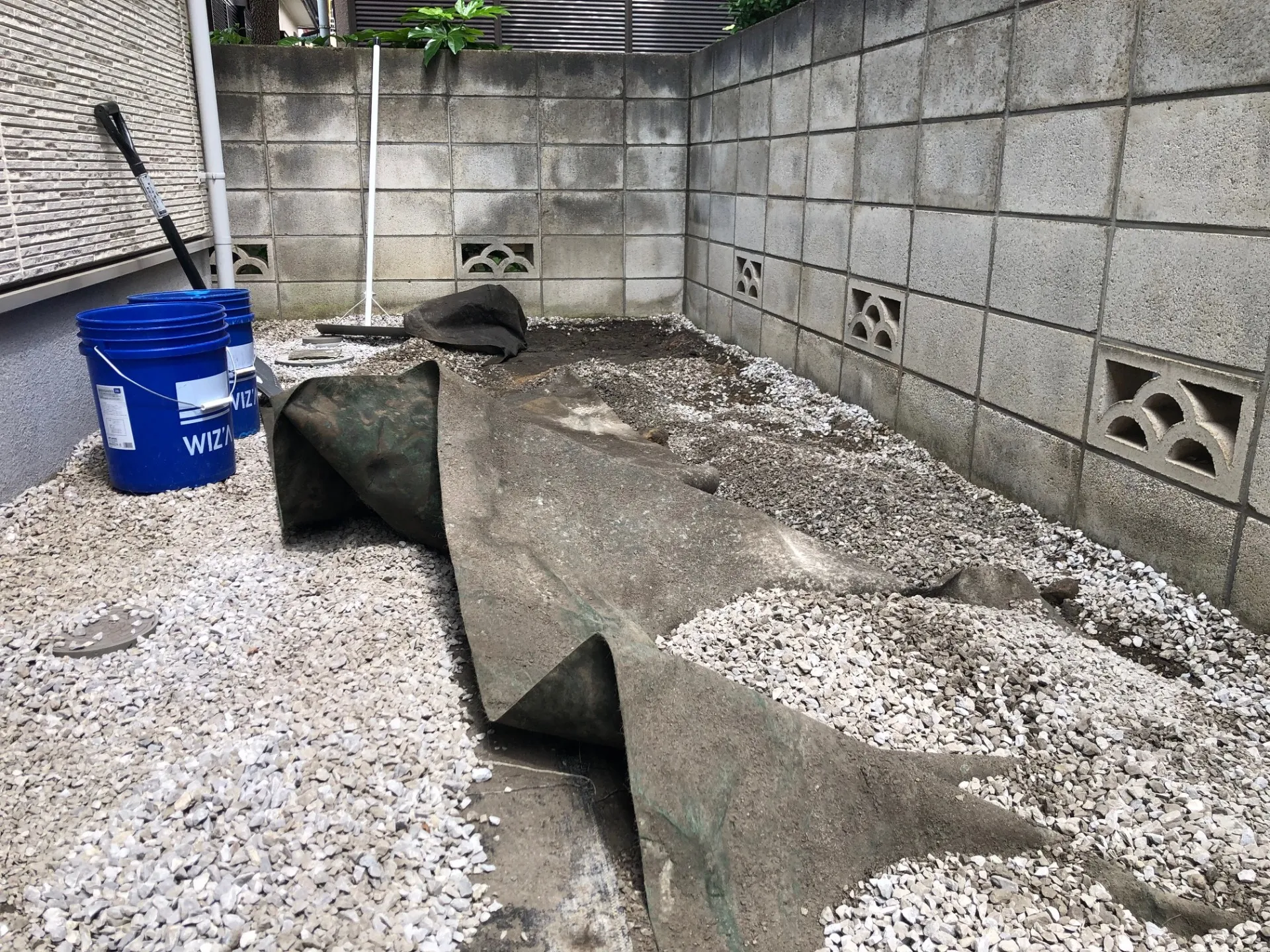 砂利下の古くなった防草シートを剥がします。