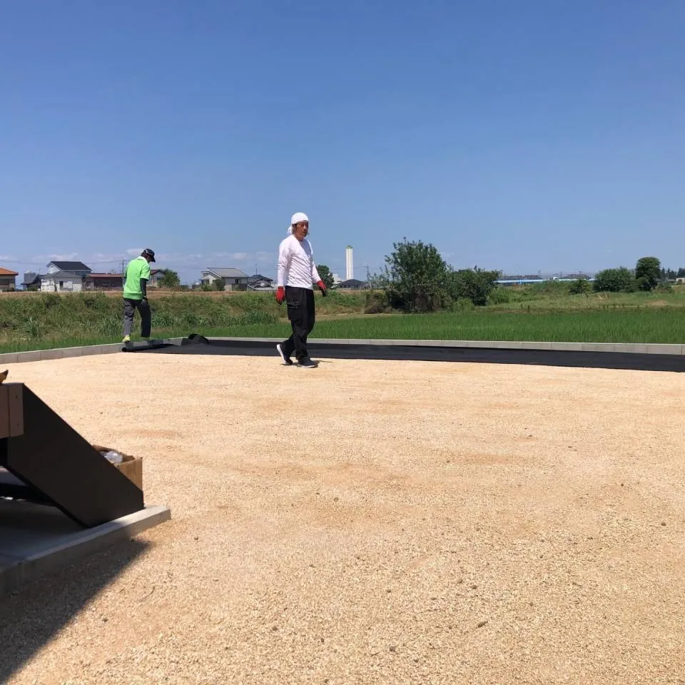 人工芝施工をお考えの方へ！✨人工芝は見た目が美しいだけでなく...