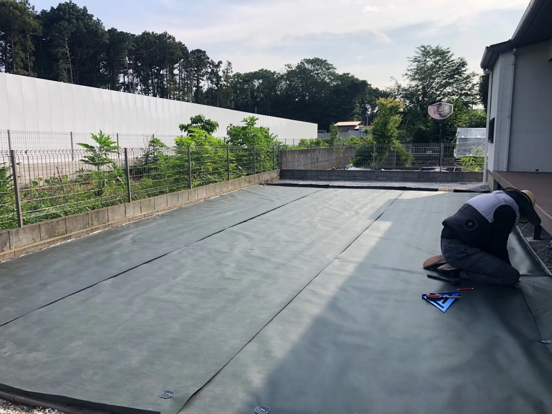 防草シートを敷設