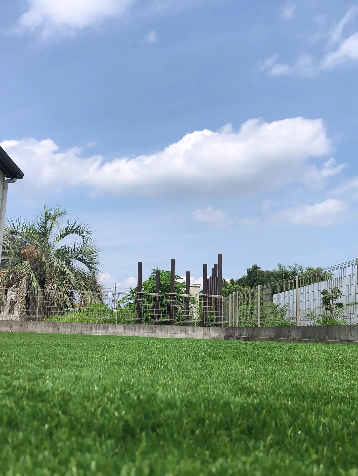 Before(雑草)→After(人工芝) に驚き！人工芝施...