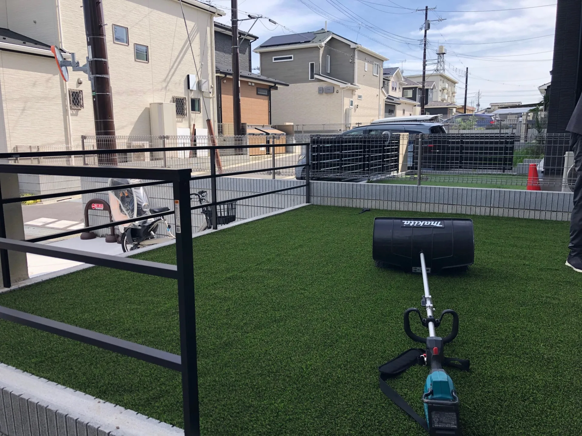 人工芝の固定と仕上げ