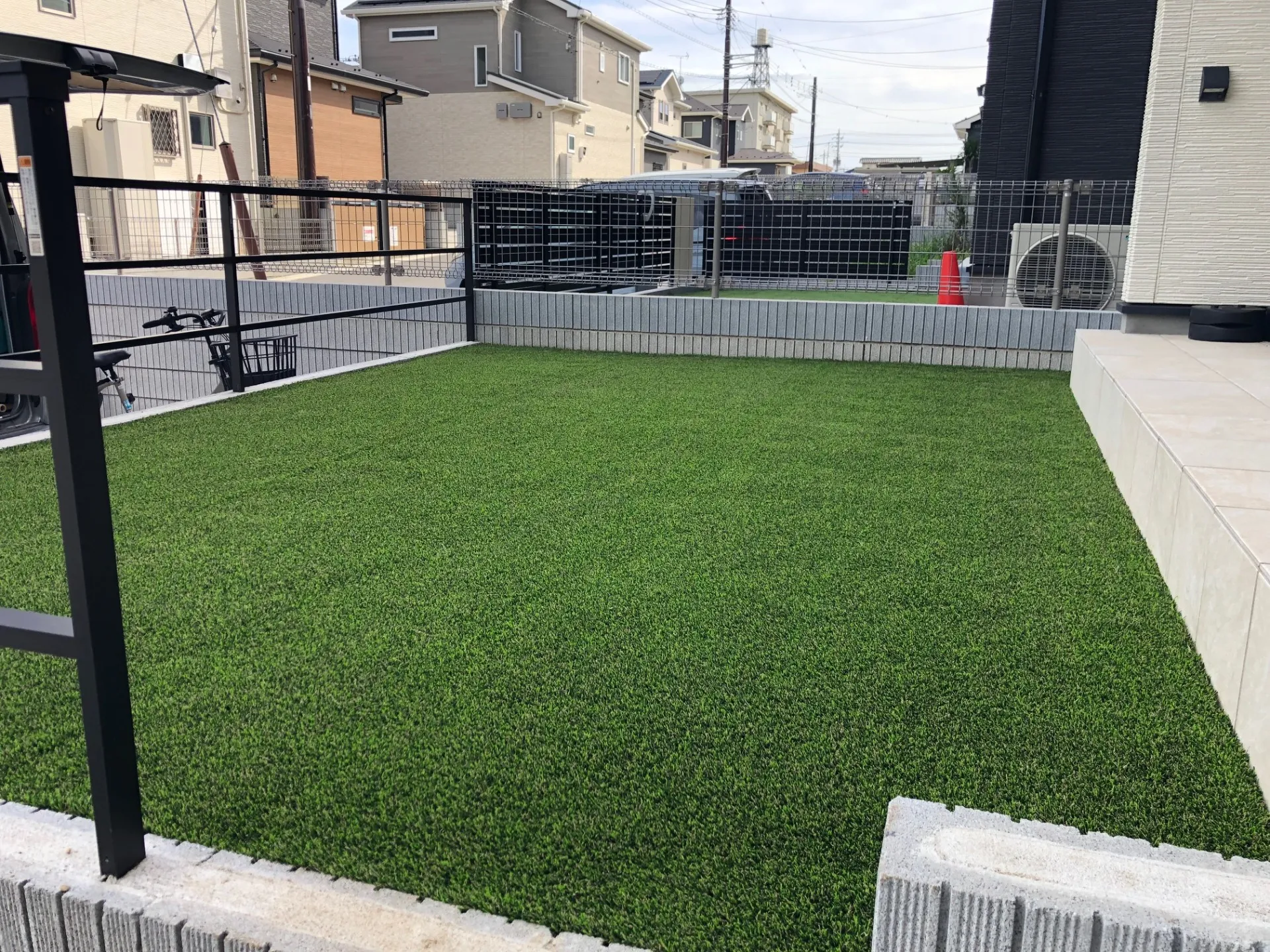 自然な色合いの人工芝