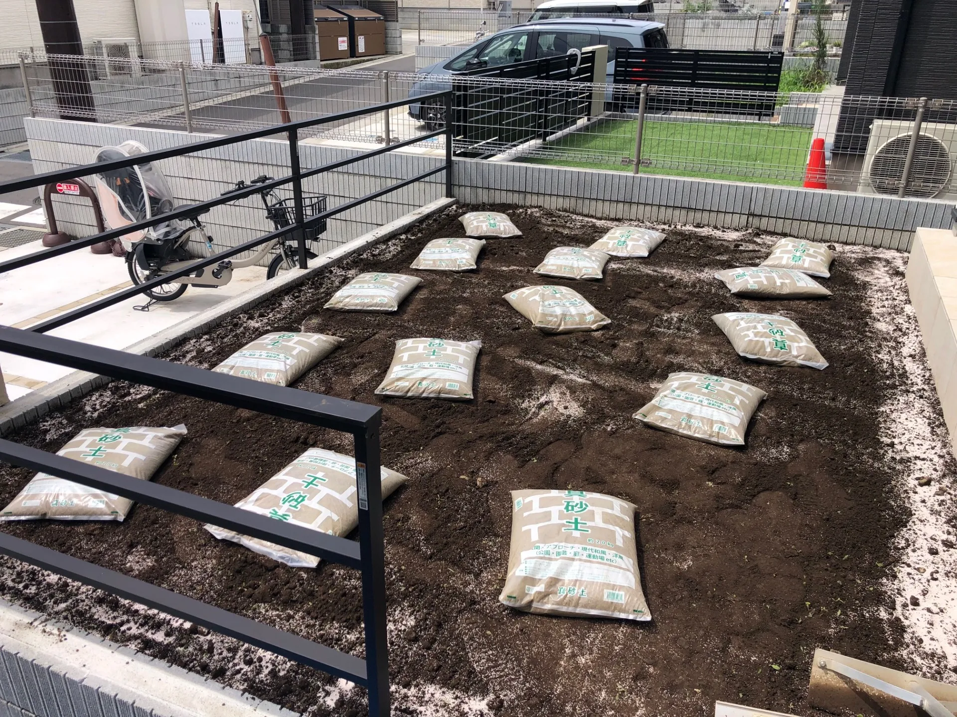 山砂敷き・除草剤