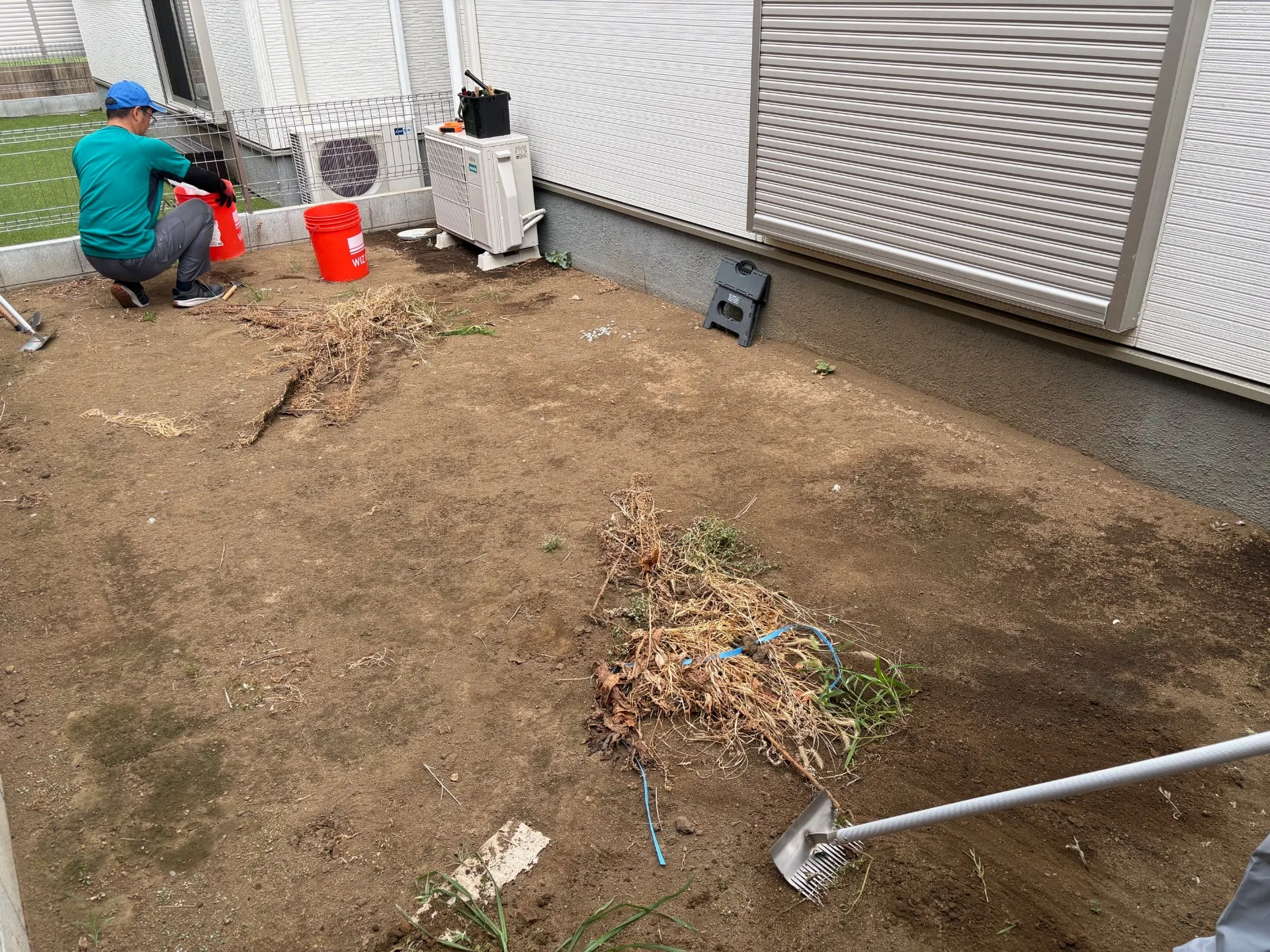 雑草や小石などを丁寧に除去します。