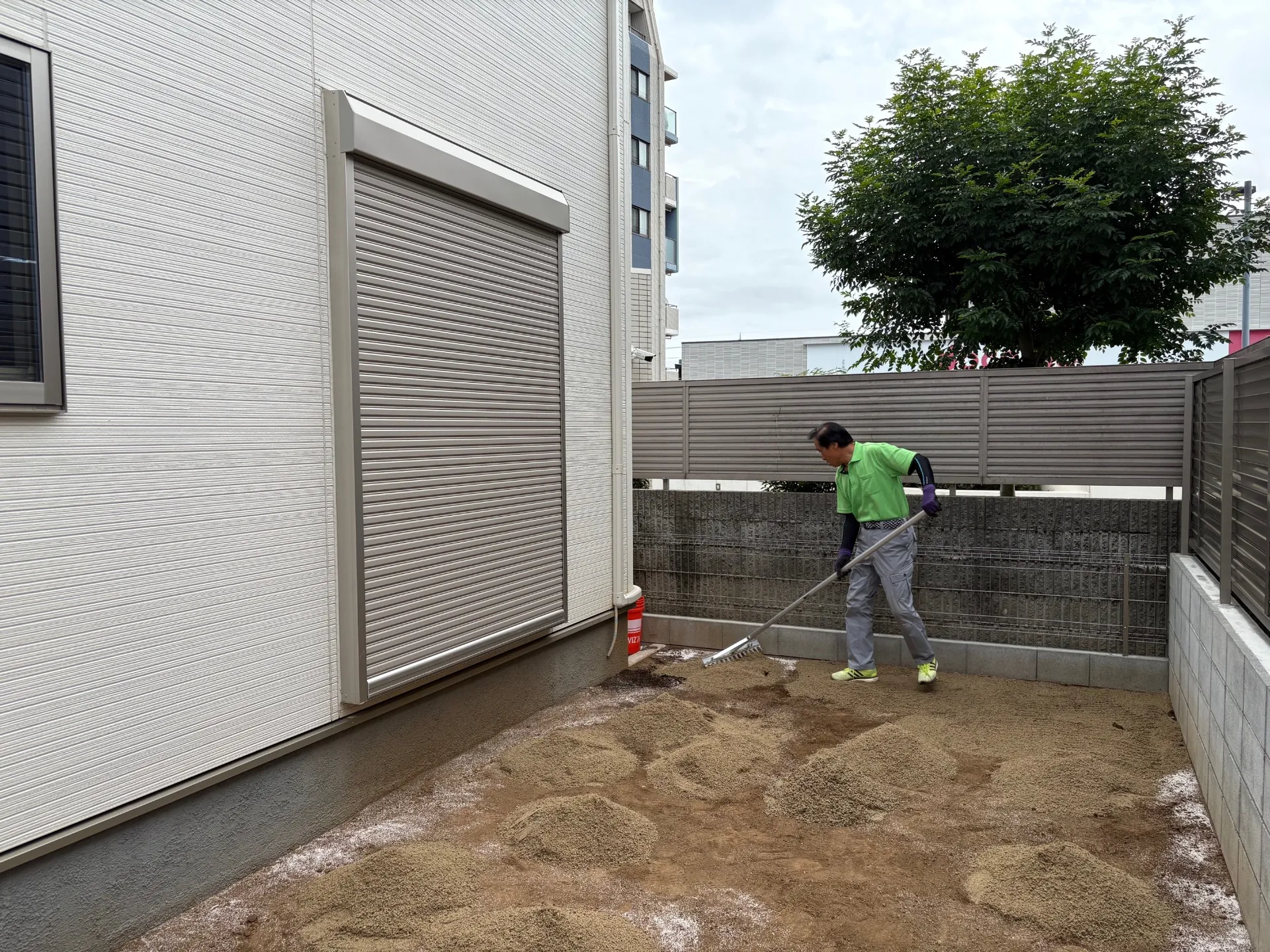 下地に山砂を敷き詰めます