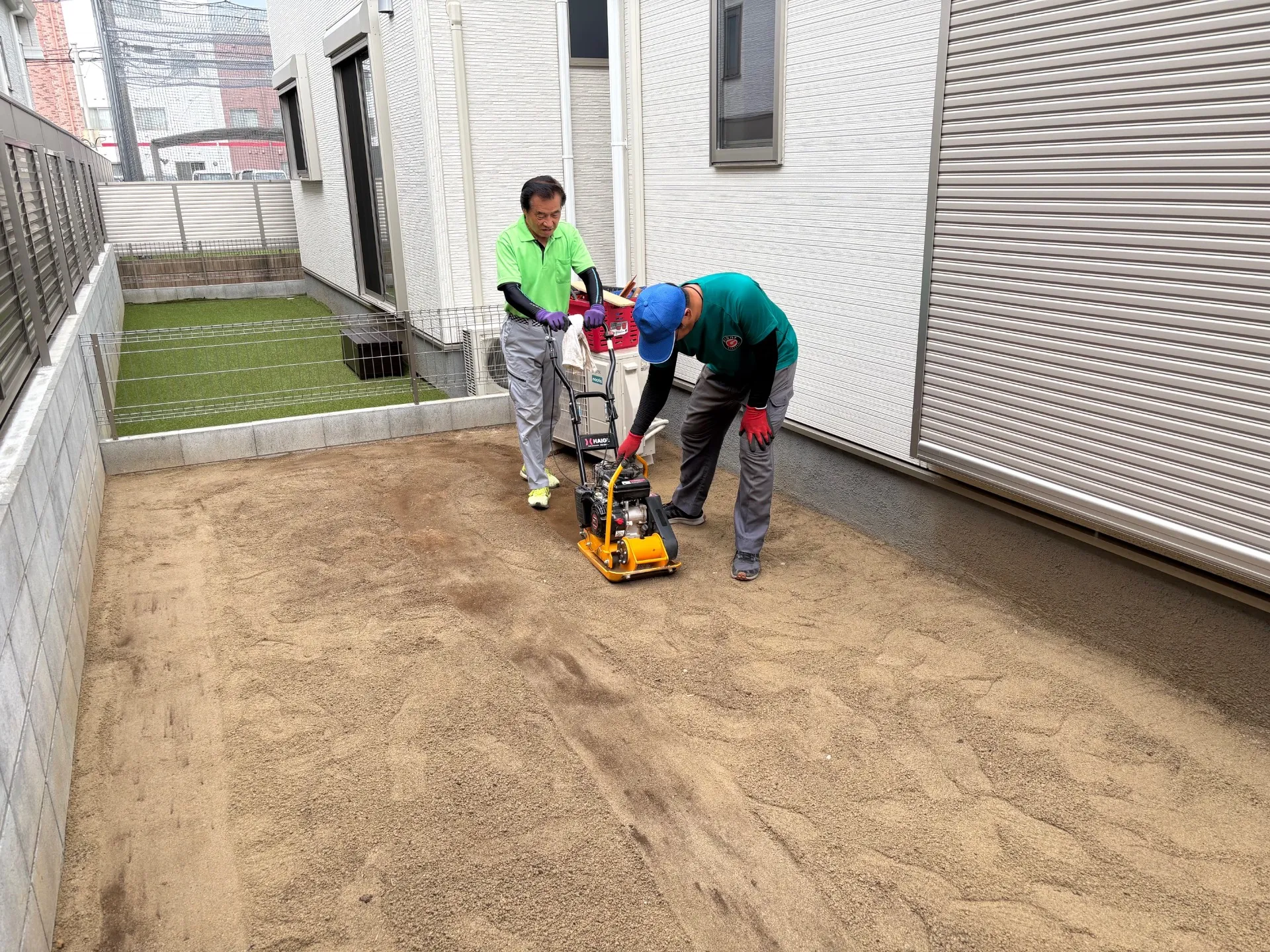 転圧機で地面を固め整地していきます