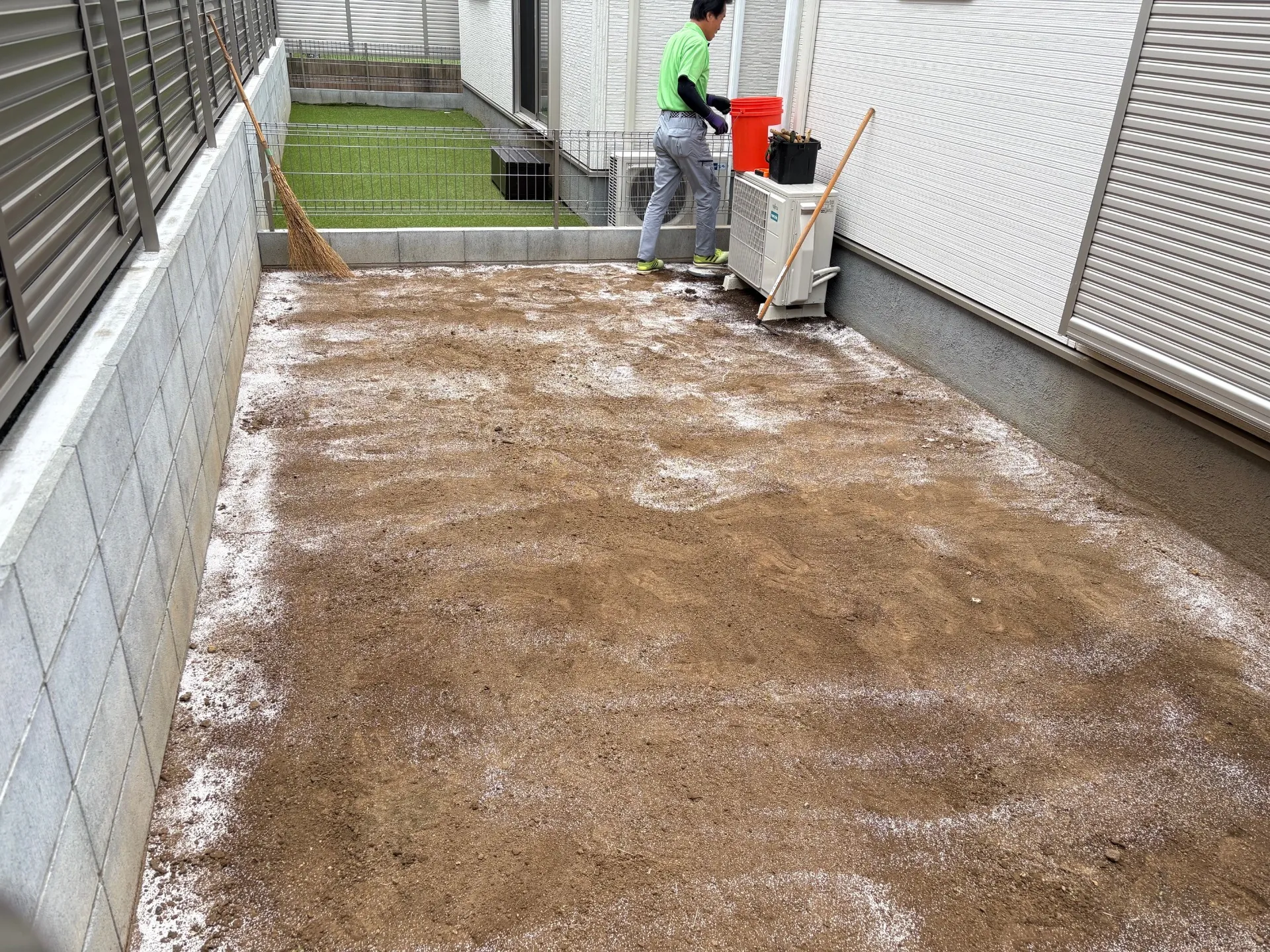 雑草対策に除草剤散布