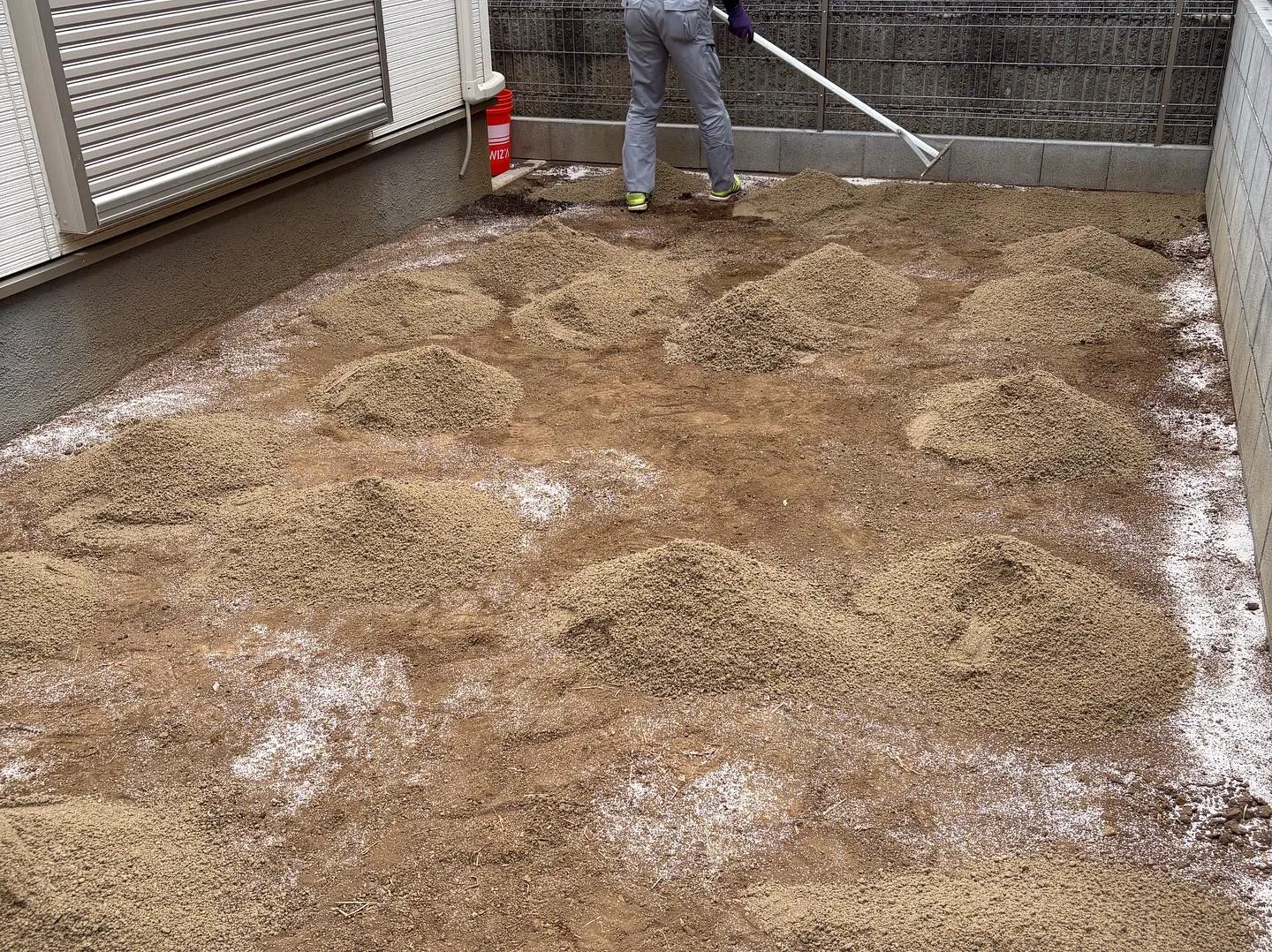 埼玉県所沢市の戸建て住宅のお庭に人工芝を施工させていただきま...