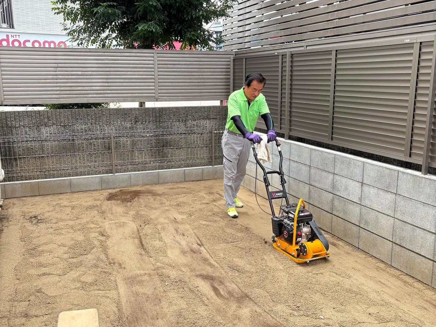 埼玉県所沢市の戸建て住宅のお庭に人工芝を施工させていただきま...