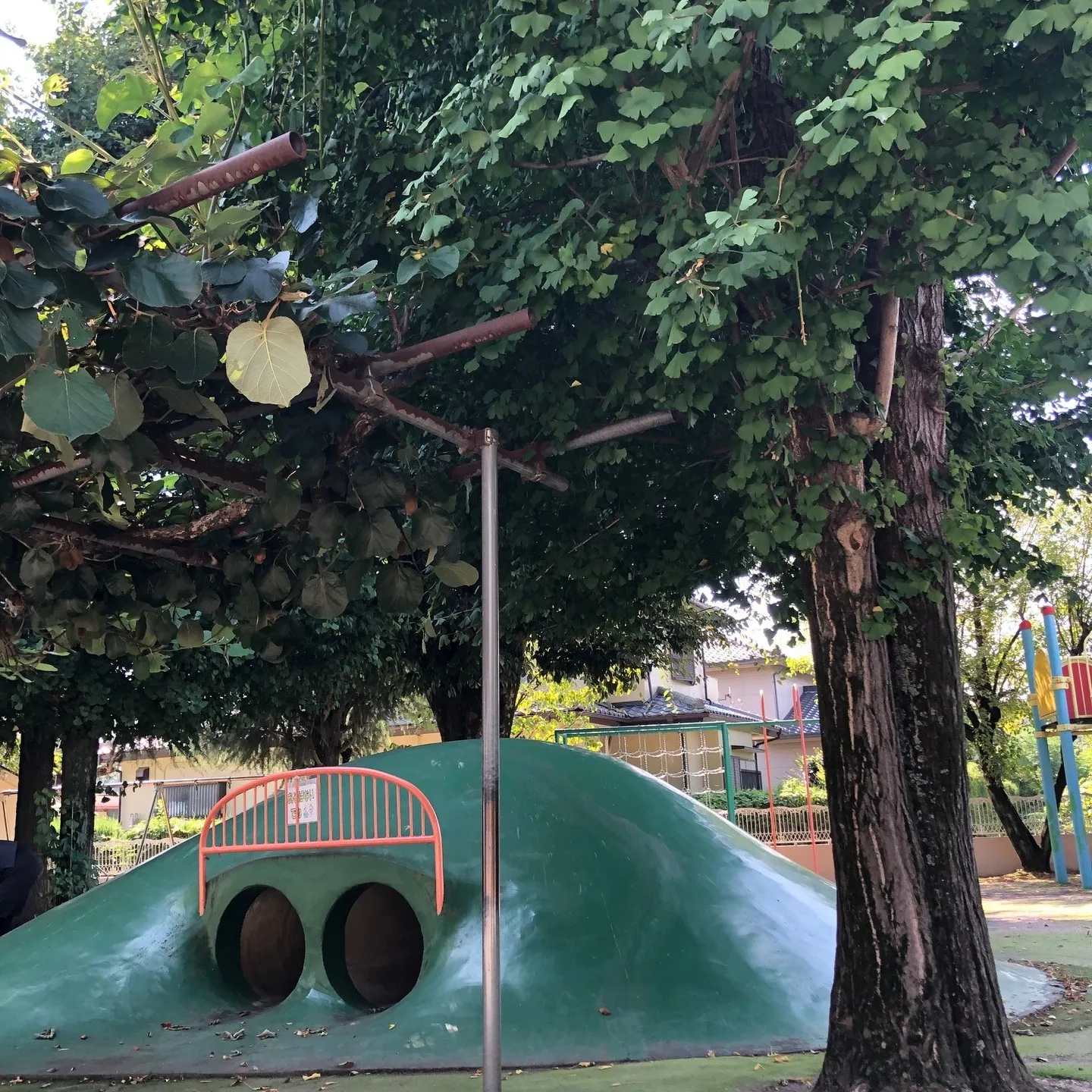 このたび、幼稚園の園庭における人工芝の補修工事を承りました🌿...